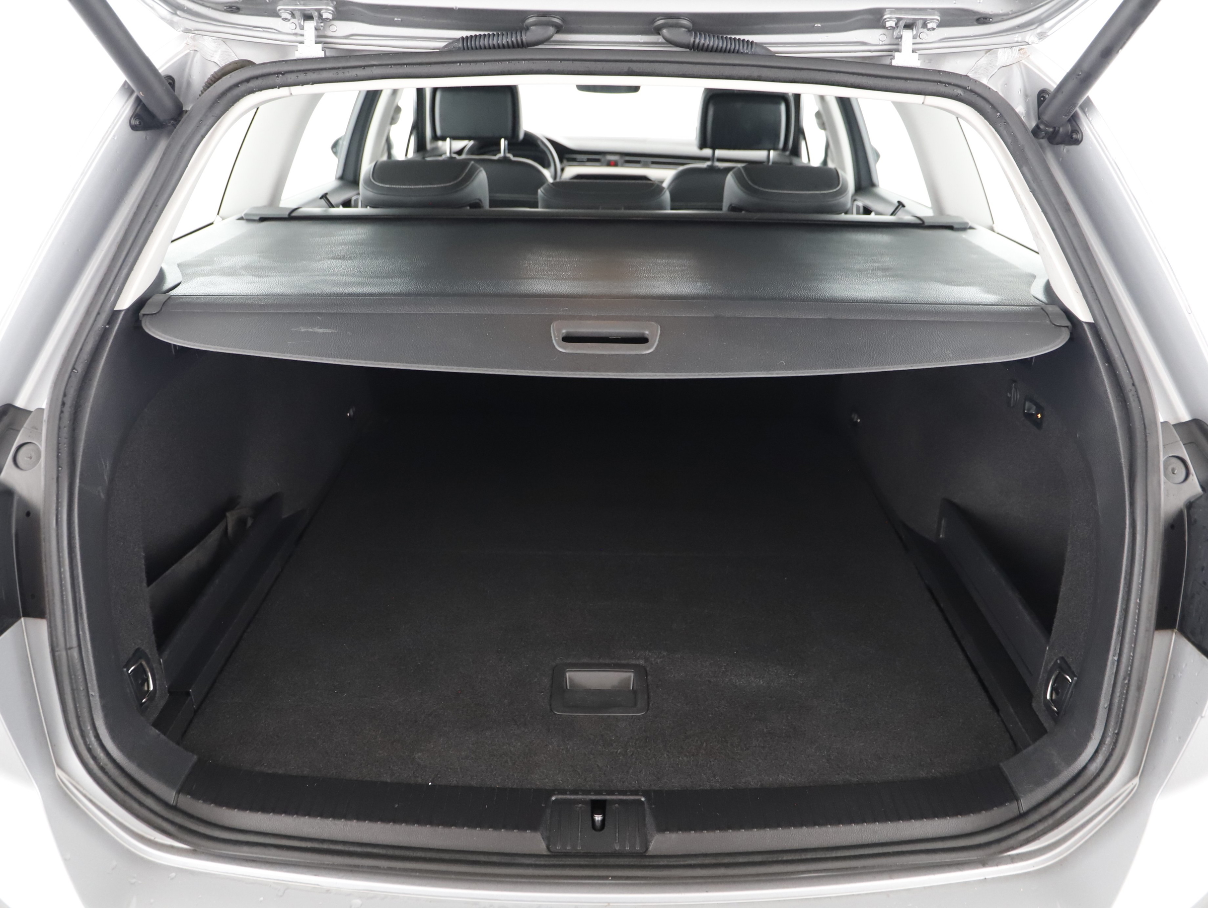 VW Passat Variant 2.0 TDI BMT Elegance | Bild 16 von 24