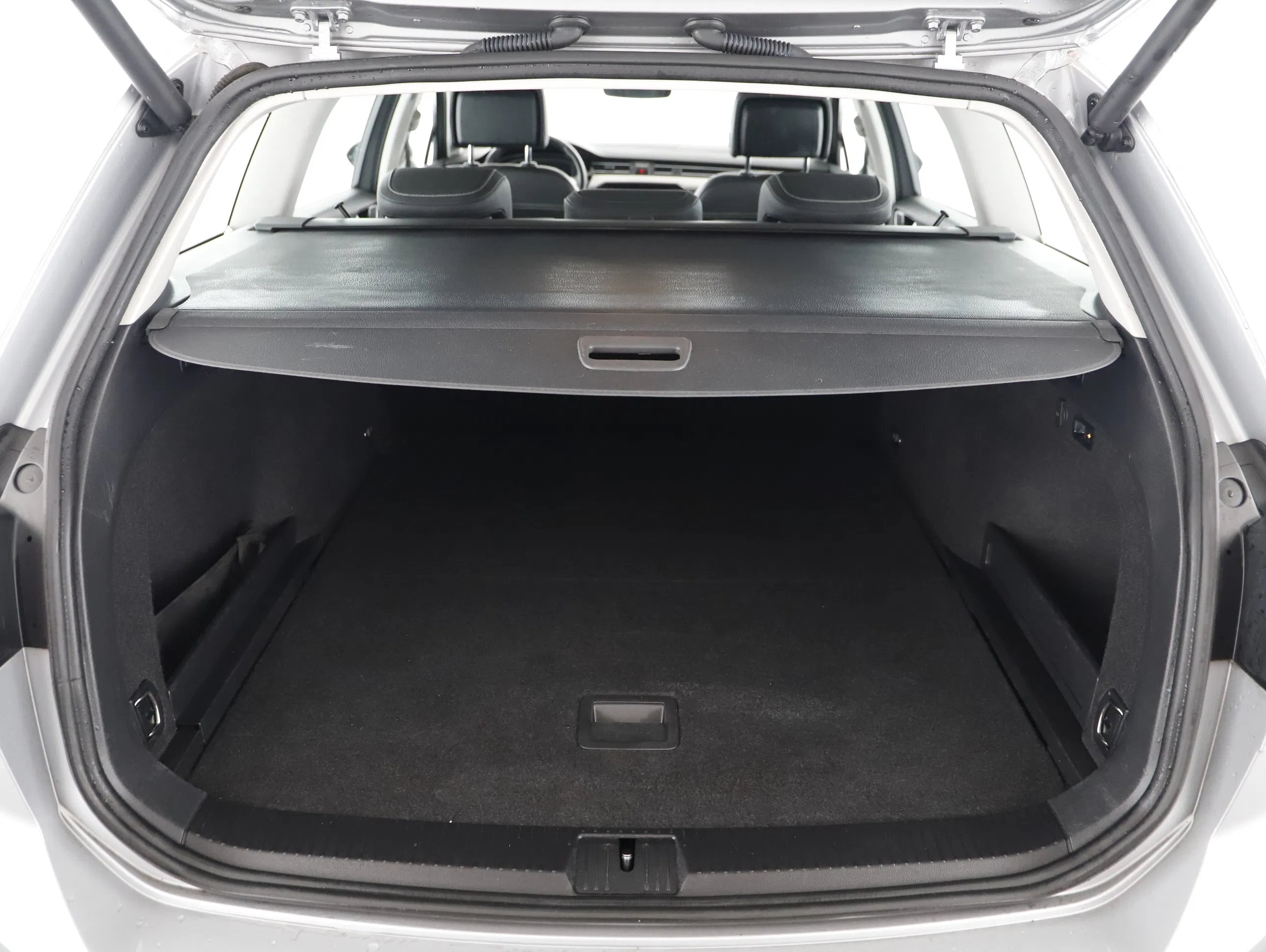 VW Passat Variant 2.0 TDI BMT Elegance | Bild 16 von 24