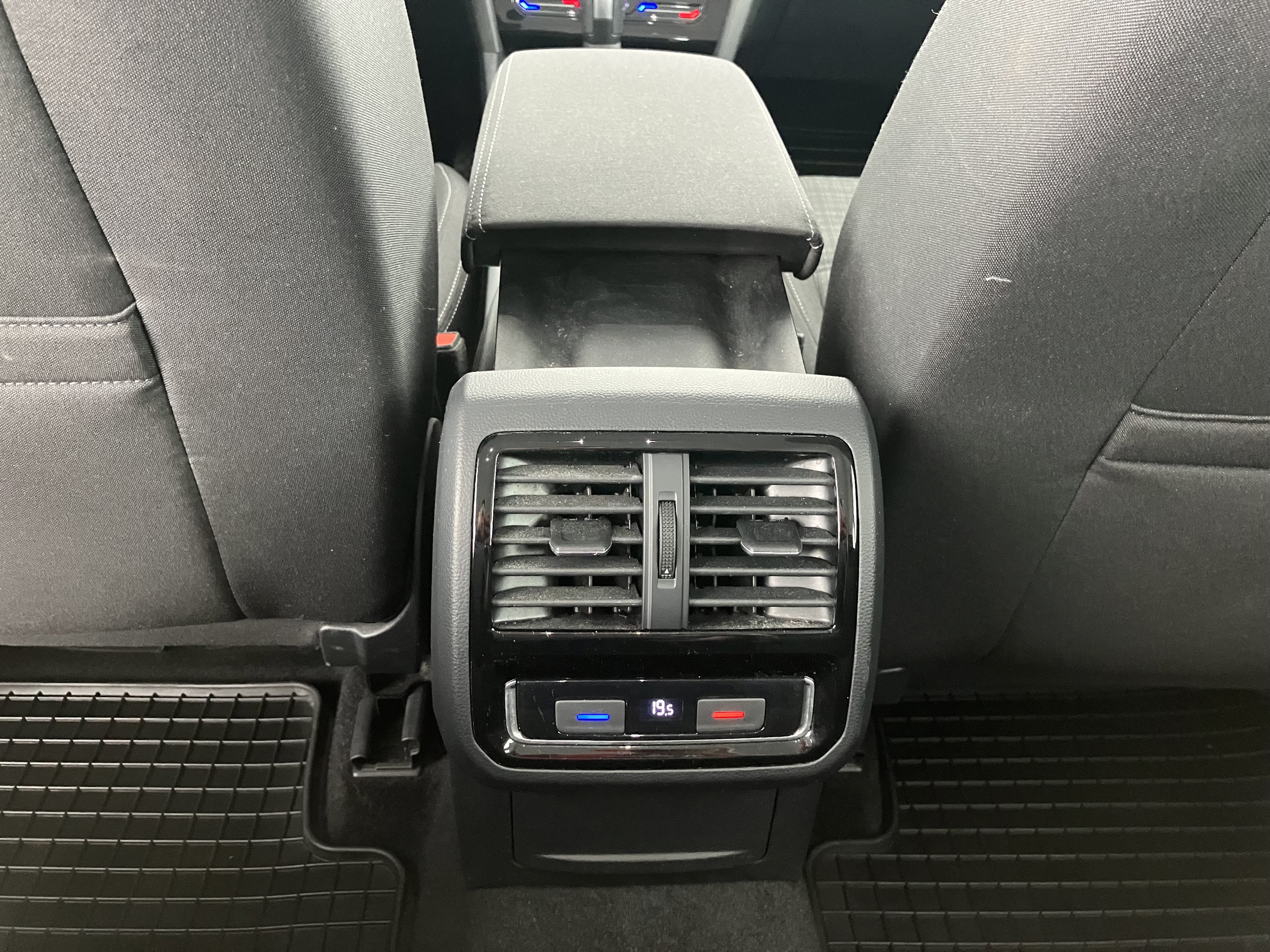 VW Passat Variant 2.0 TDI BMT Business | Bild 20 von 31