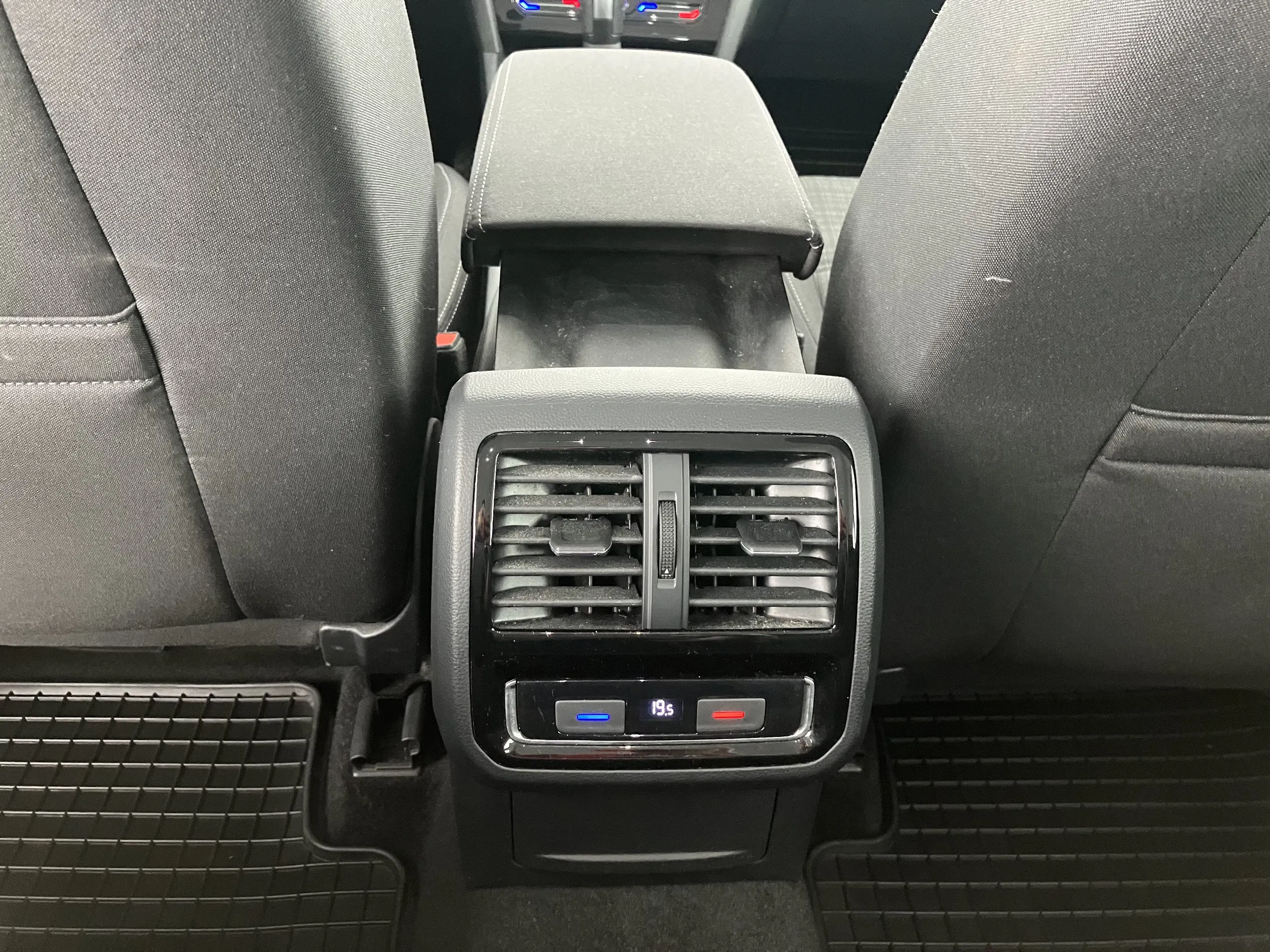 VW Passat Variant 2.0 TDI BMT Business | Bild 20 von 31