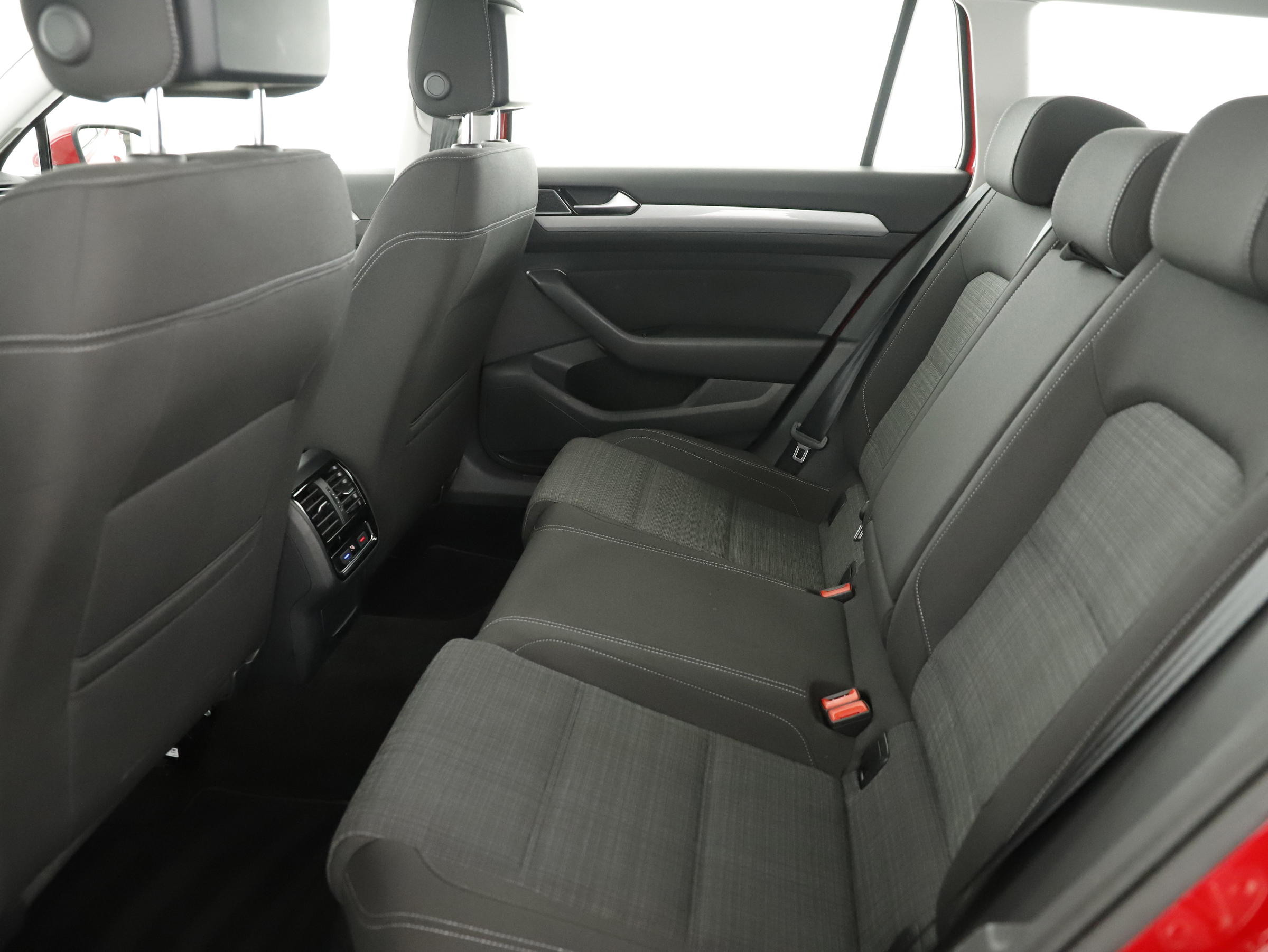 VW Passat Variant 2.0 TDI BMT Business | Bild 13 von 27