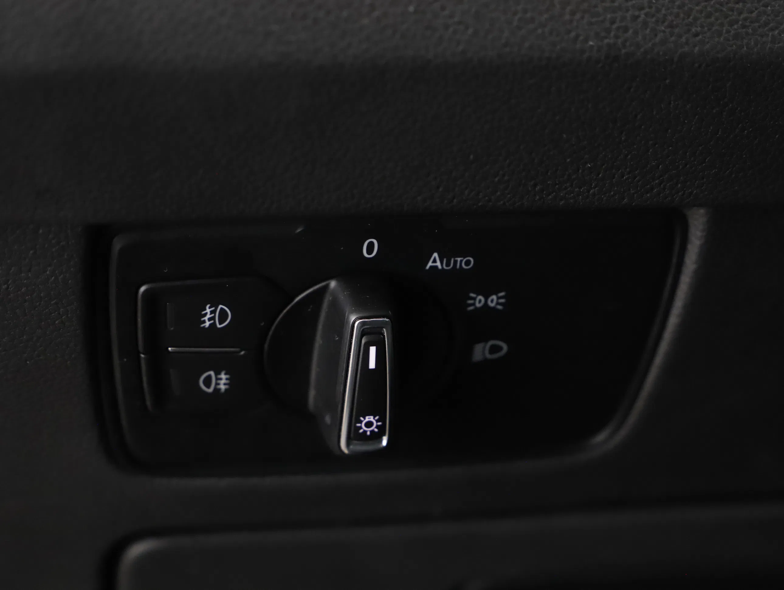 VW Passat Variant 2.0 TDI BMT Elegance | Bild 13 von 23