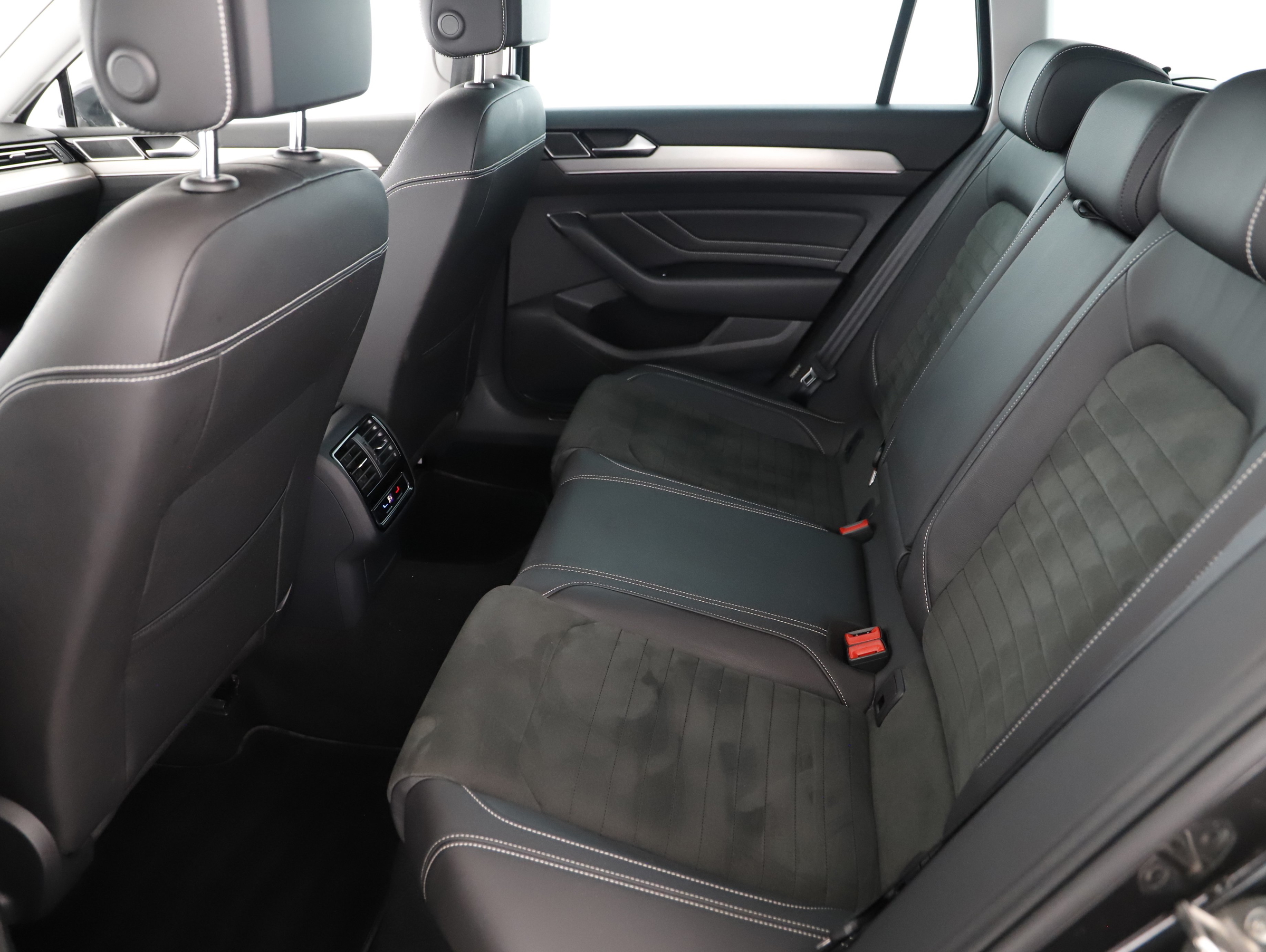 VW Passat Variant 2.0 TDI BMT Elegance | Bild 2 von 23