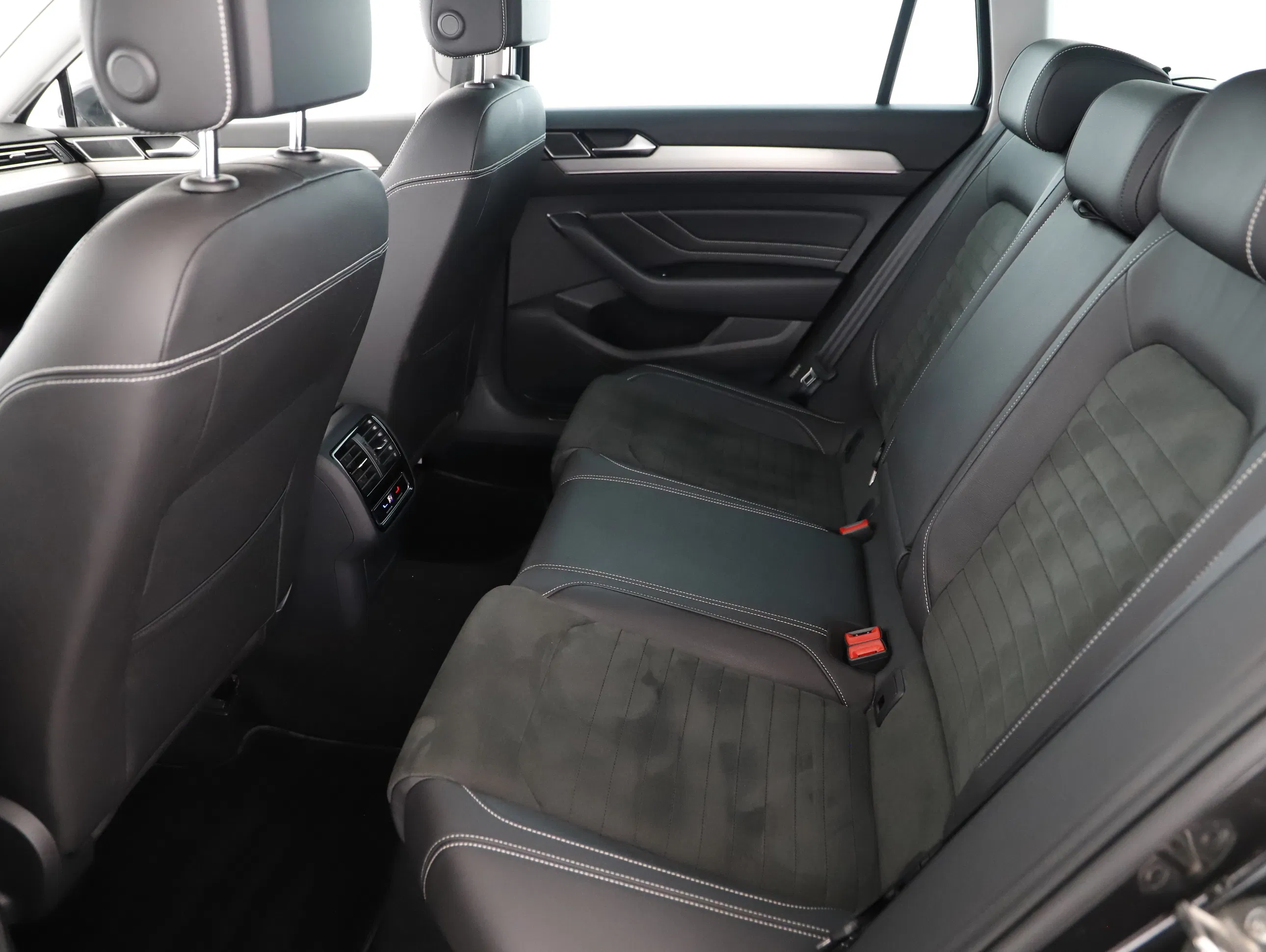 VW Passat Variant 2.0 TDI BMT Elegance | Bild 2 von 23
