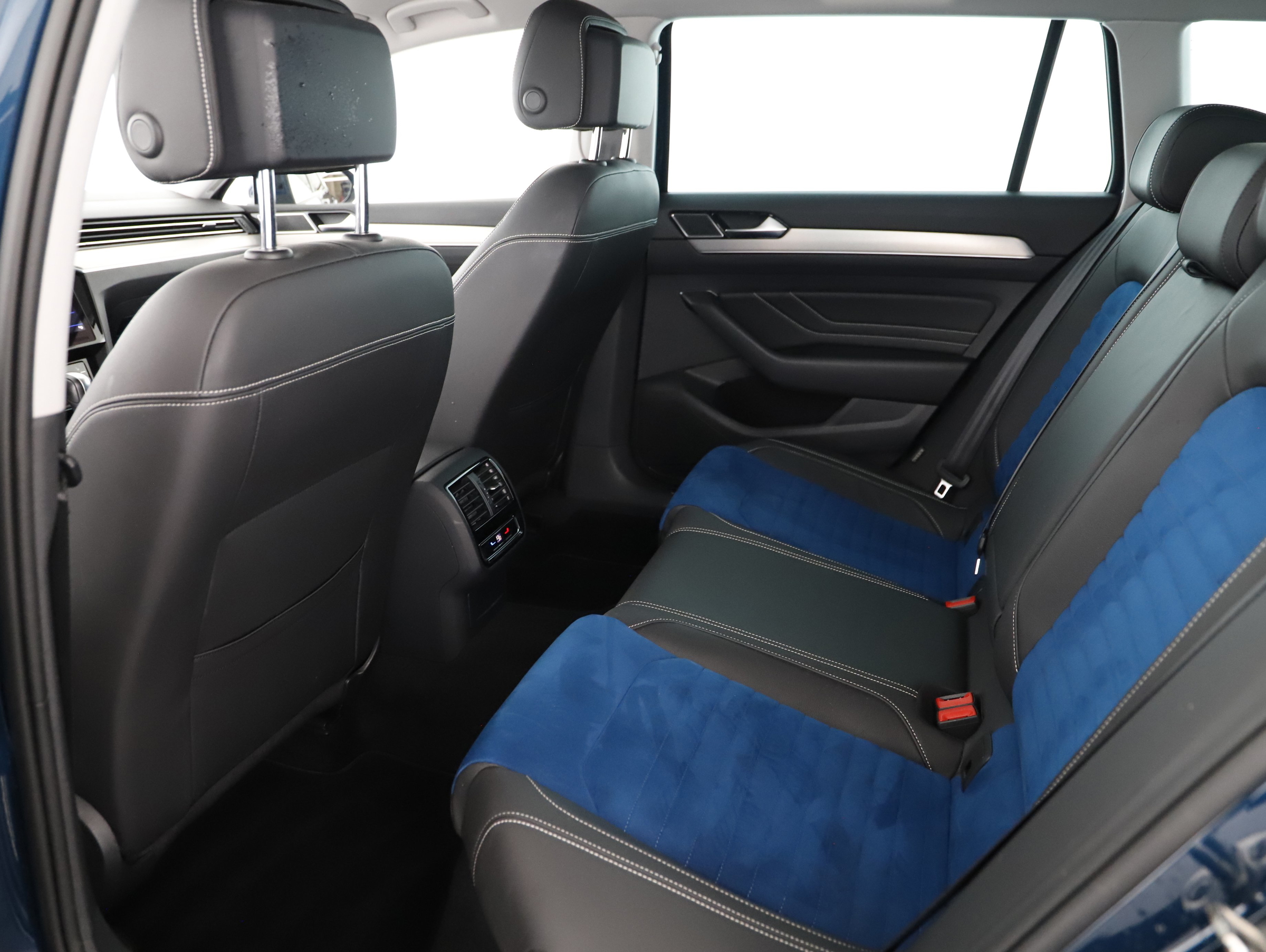 VW Passat Variant 2.0 TDI BMT Elegance | Bild 17 von 23