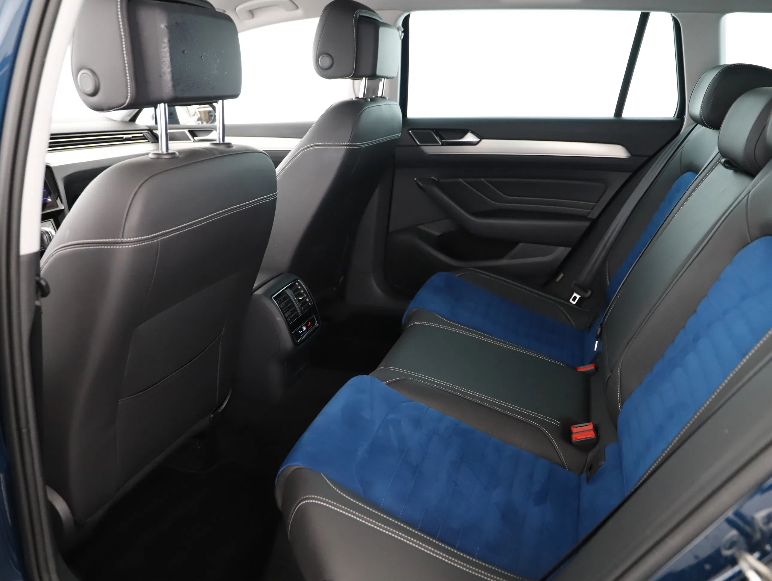 VW Passat Variant 2.0 TDI BMT Elegance | Bild 17 von 23