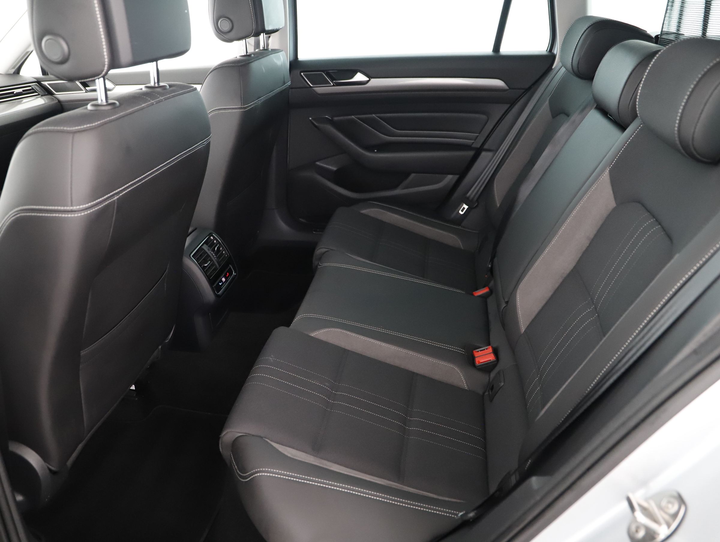 VW Passat Variant 2.0 TDI 4Motion BMT Alltrack | Bild 2 von 7