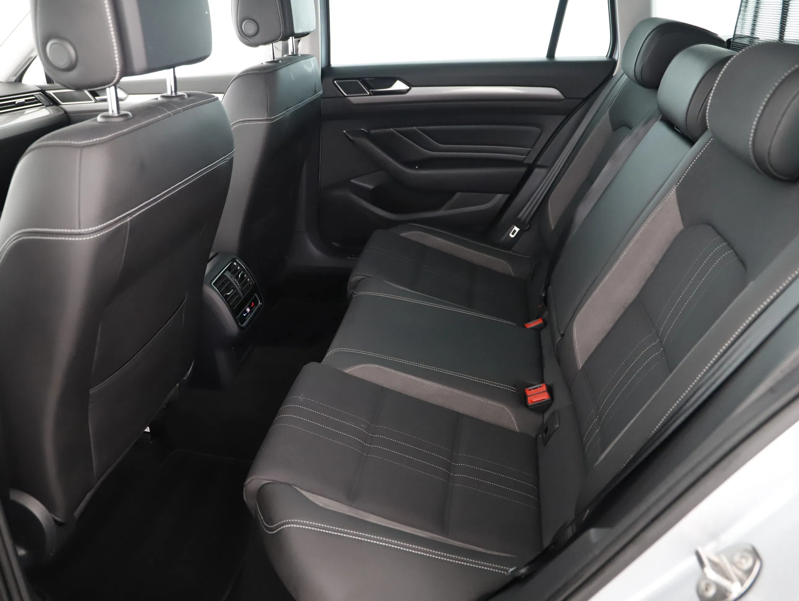 VW Passat Variant 2.0 TDI 4Motion BMT Alltrack | Bild 2 von 7