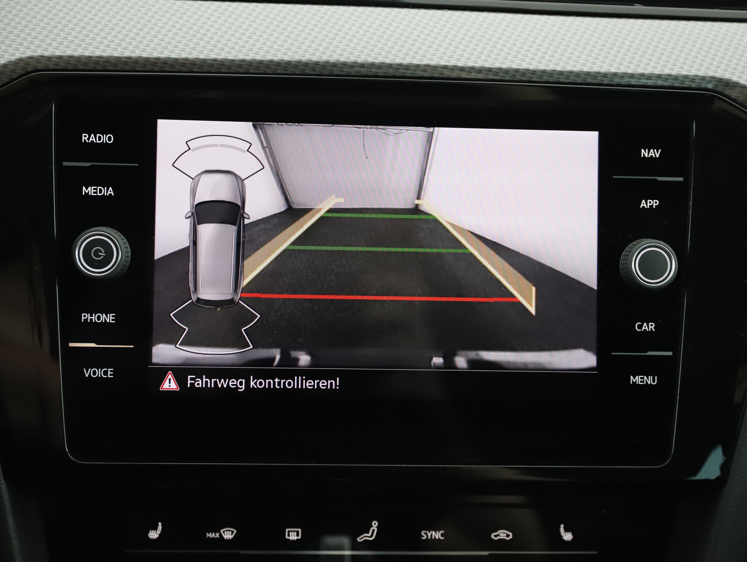 VW Passat Variant 2.0 TDI 4Motion BMT  Alltrack | Bild 16 von 25