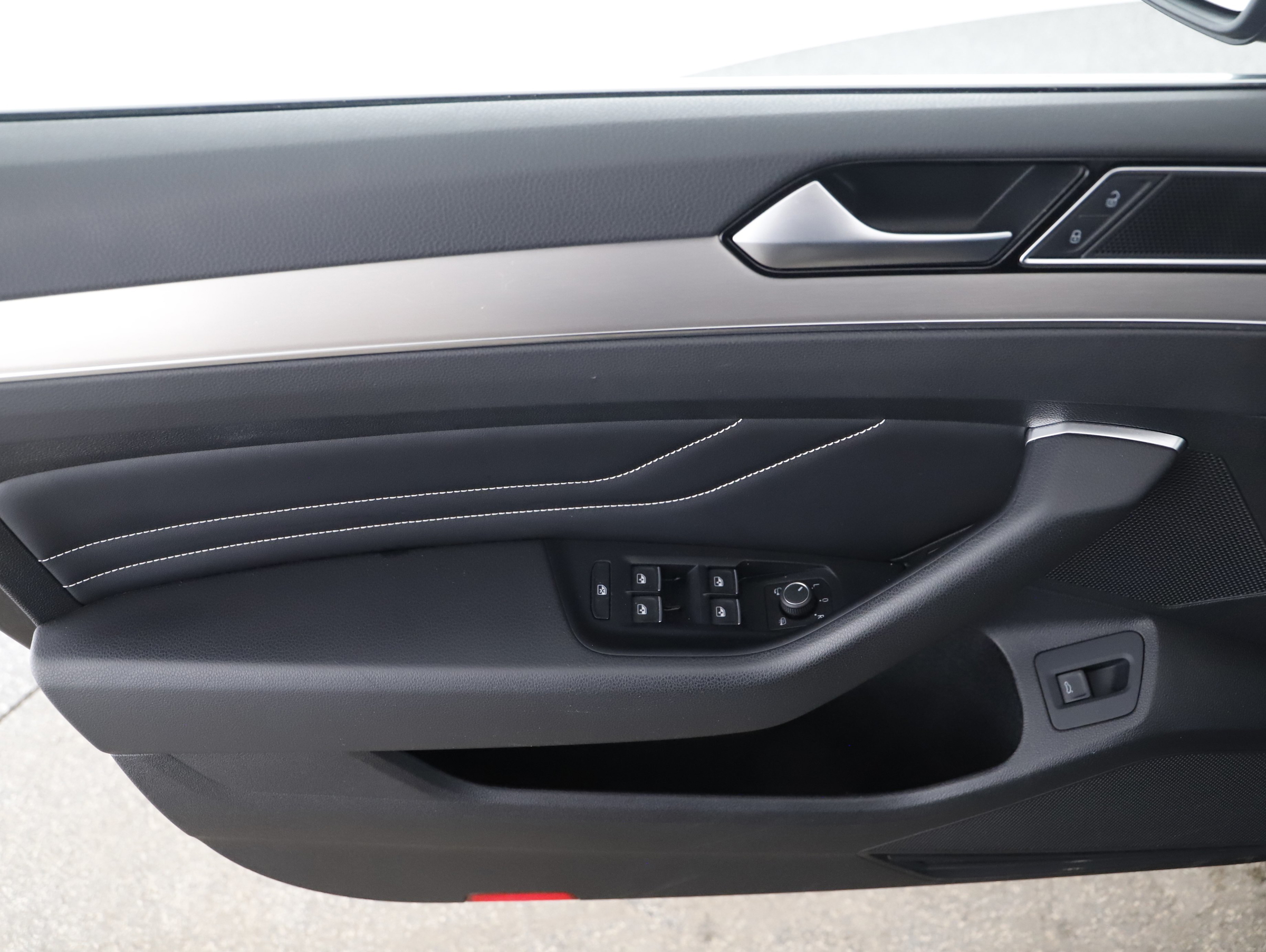 VW Passat Variant 2.0 TDI BMT Elegance | Bild 14 von 21