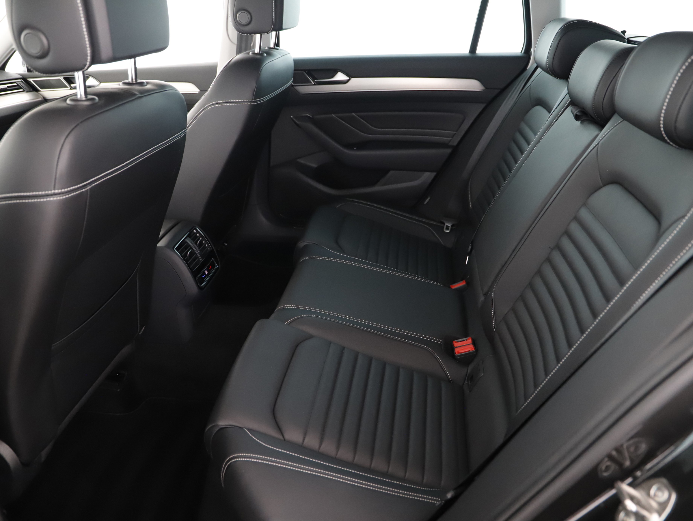 VW Passat Variant 2.0 TDI BMT Elegance | Bild 2 von 21