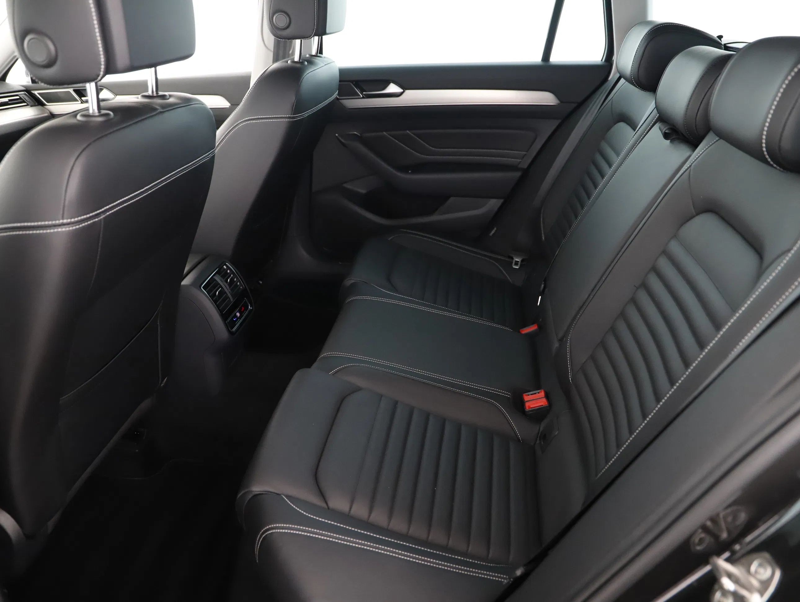 VW Passat Variant 2.0 TDI BMT Elegance | Bild 2 von 21