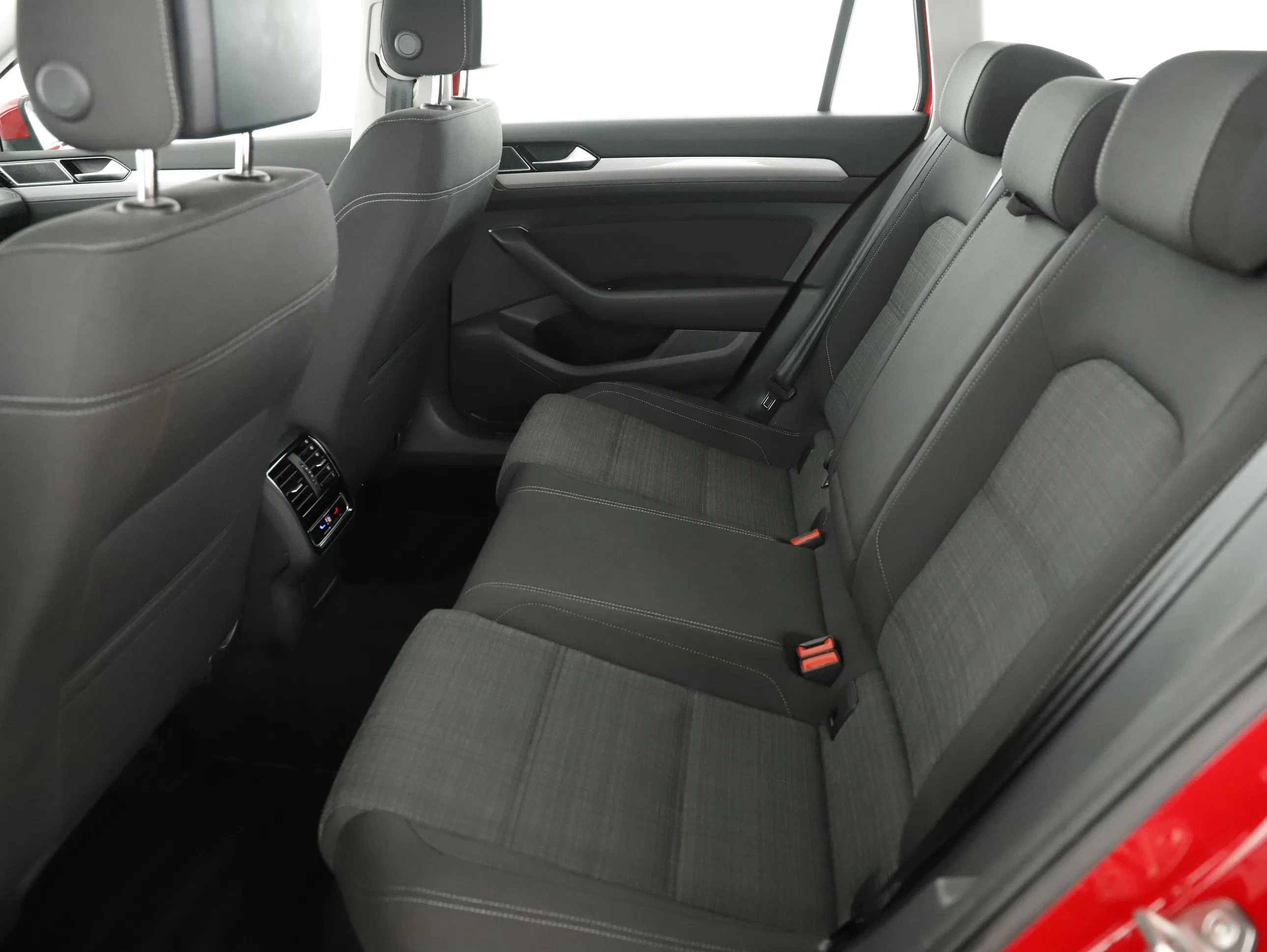 VW Passat Variant 2.0 TDI BMT Business | Bild 25 von 29