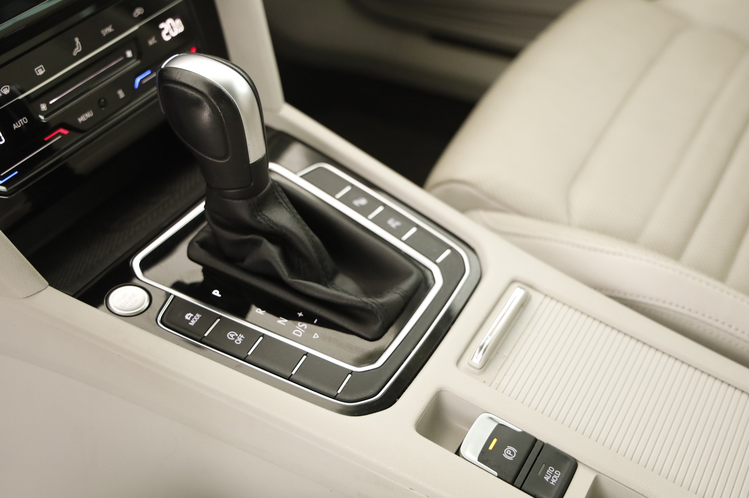 VW Passat Variant 2.0 TDI BMT Elegance | Bild 18 von 25