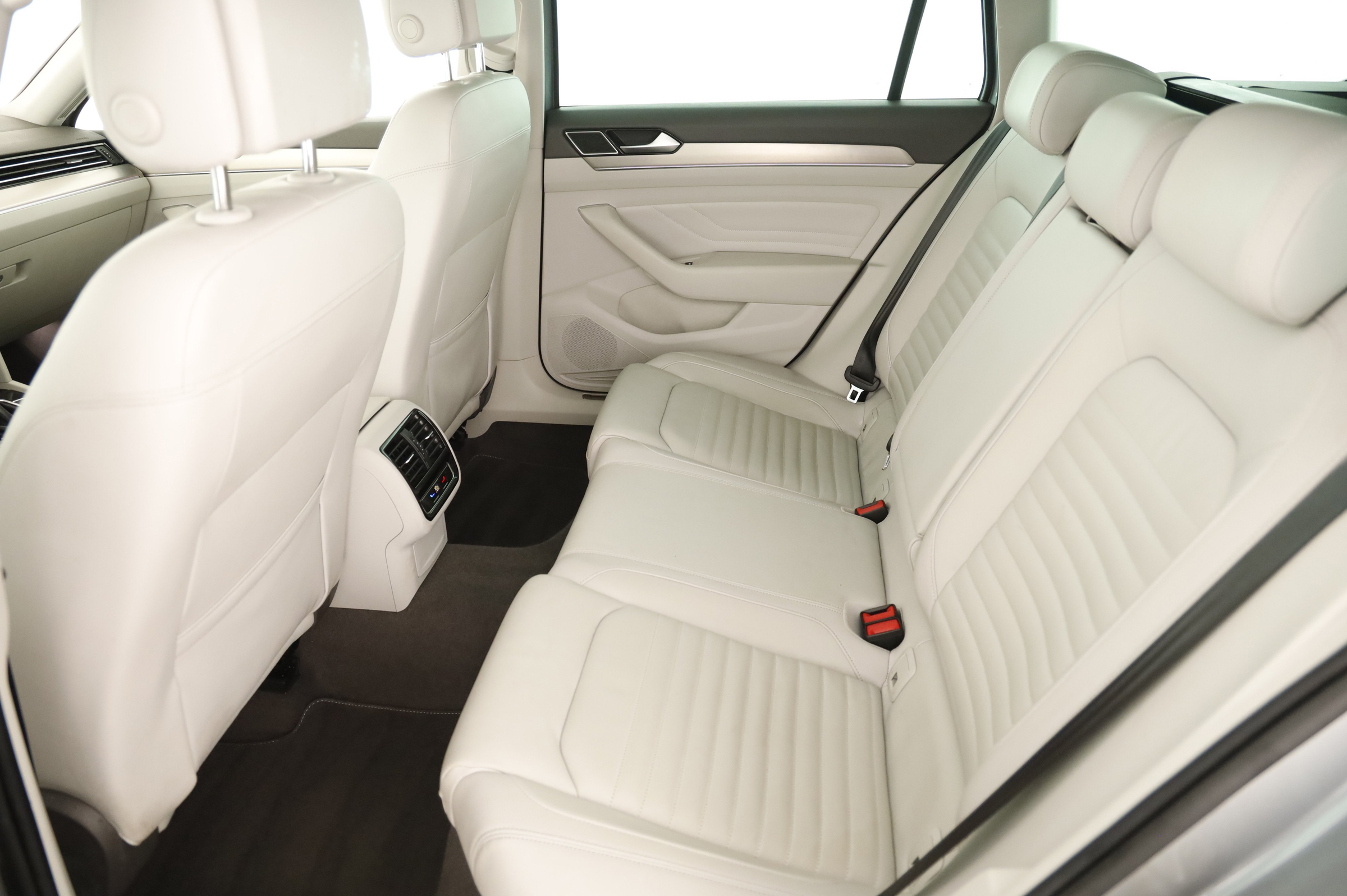 VW Passat Variant 2.0 TDI BMT Elegance | Bild 19 von 25