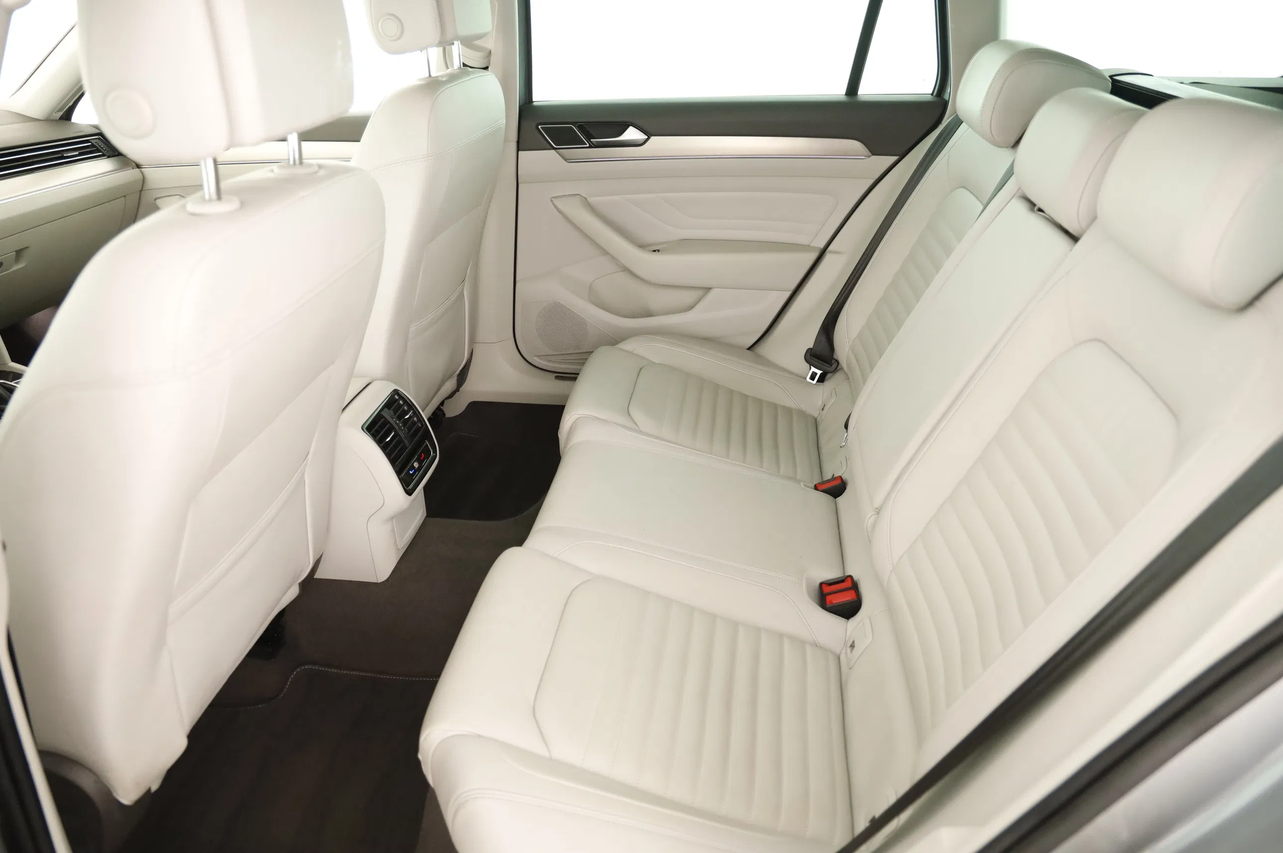 VW Passat Variant 2.0 TDI BMT Elegance | Bild 19 von 25
