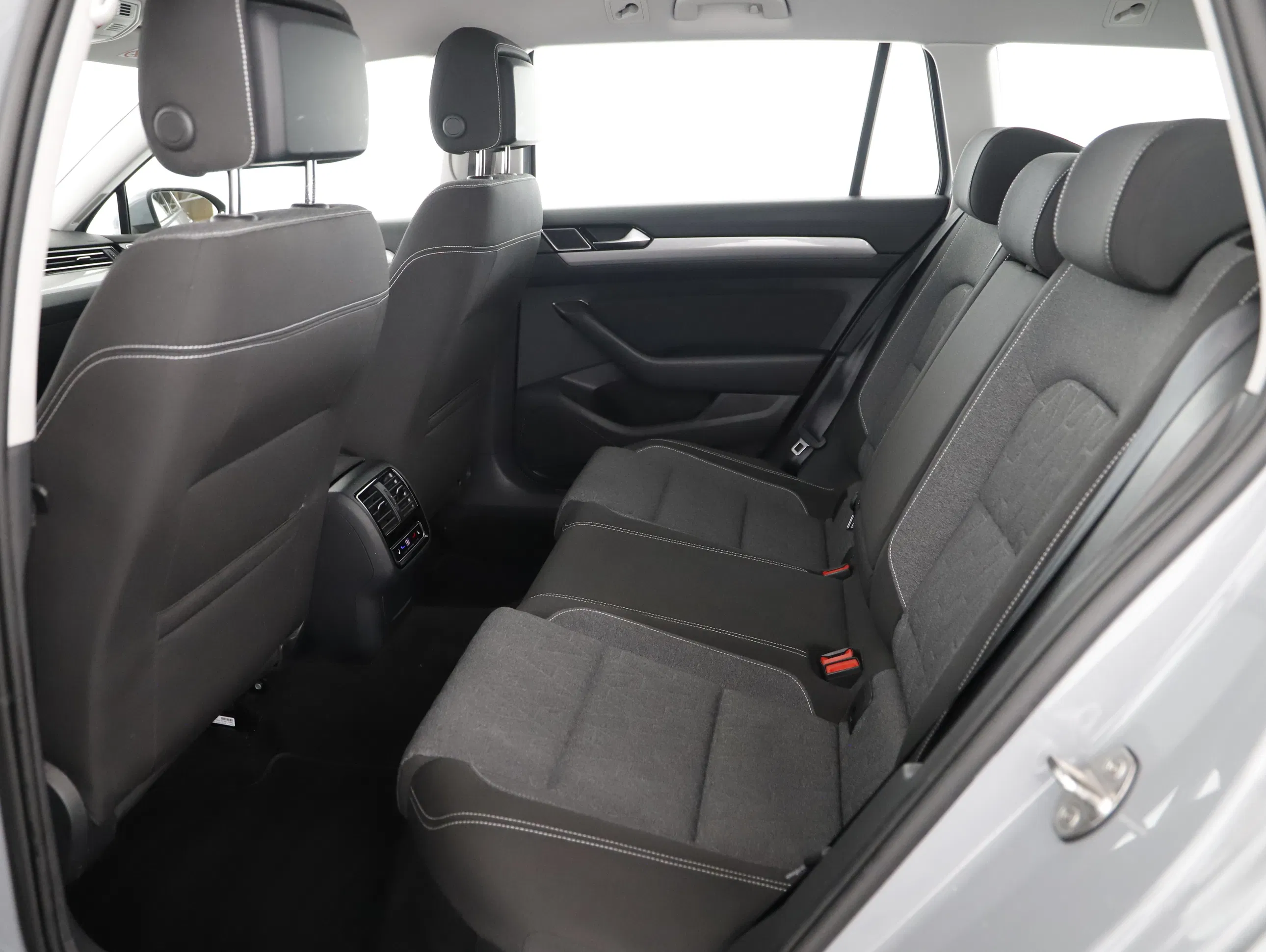 VW Passat Variant 2.0 TDI 4Motion BMT Business | Bild 20 von 23