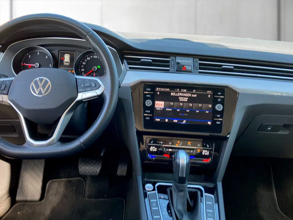 VW Passat Variant 2.0 TDI Bus. DSG | Bild 11 von 21
