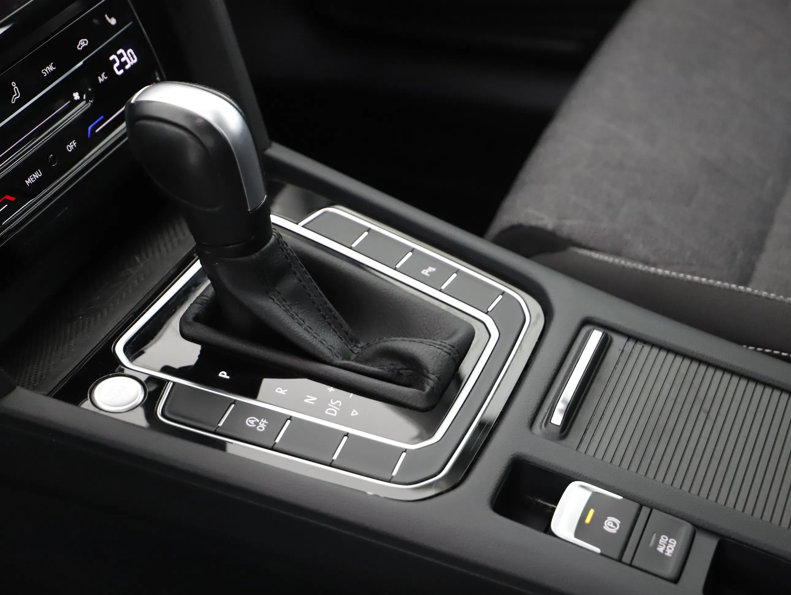 VW Passat Variant 2.0 TDI Bus. DSG | Bild 14 von 21