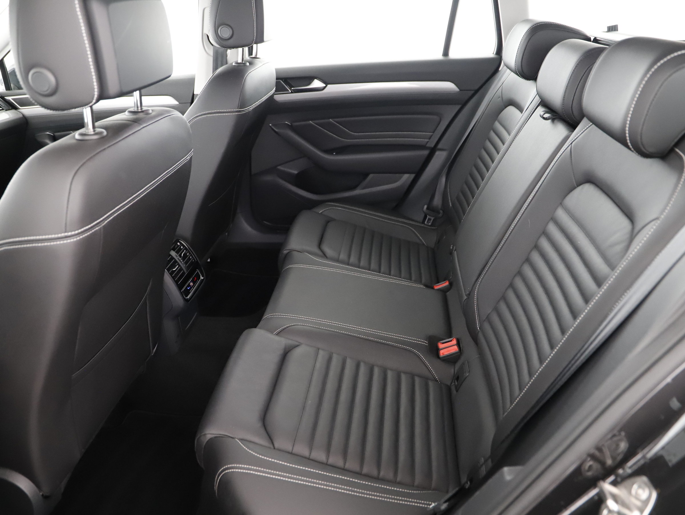 VW Passat Variant 2.0 TDI BMT Business | Bild 2 von 24