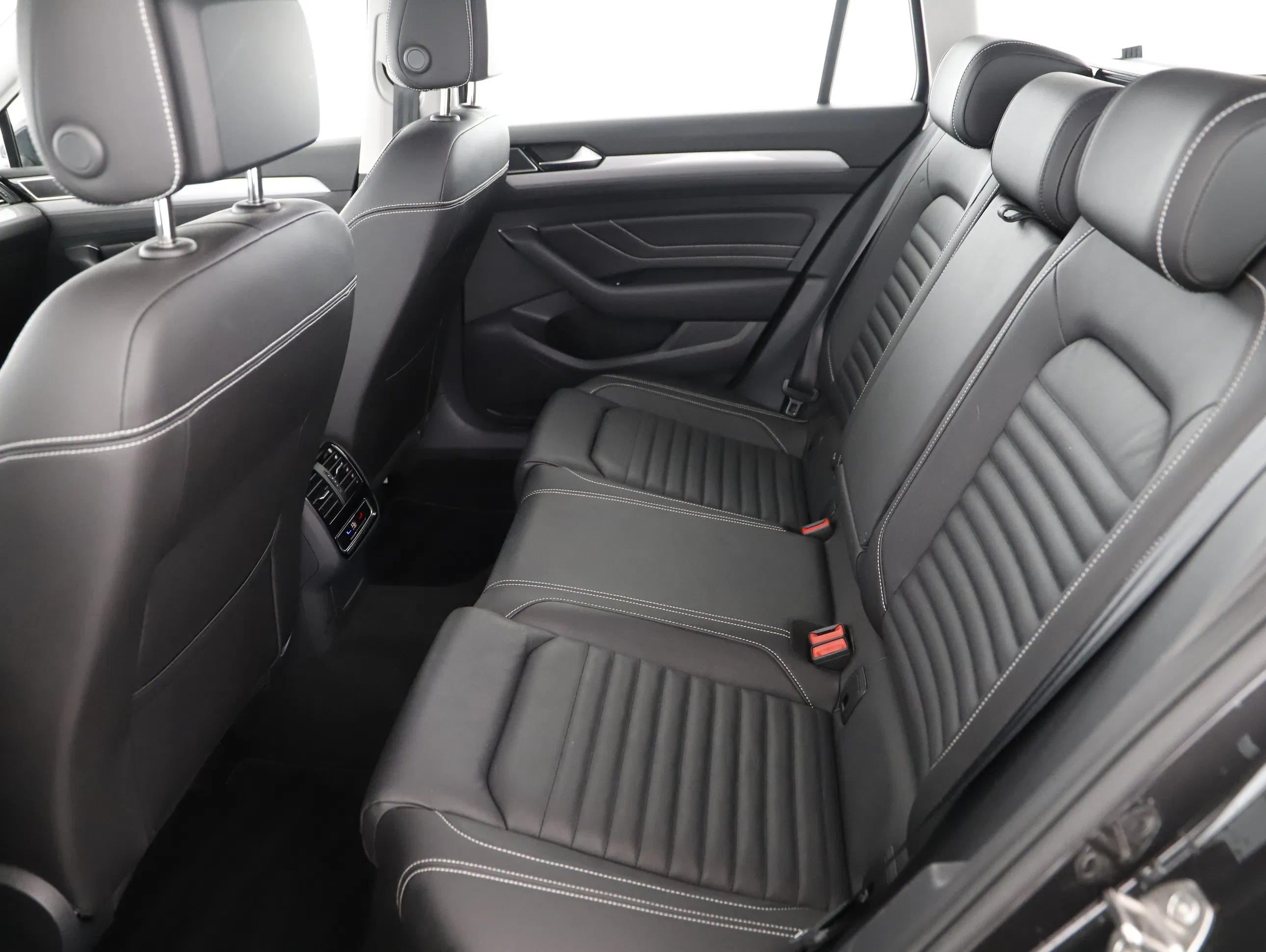 VW Passat Variant 2.0 TDI BMT Business | Bild 2 von 24