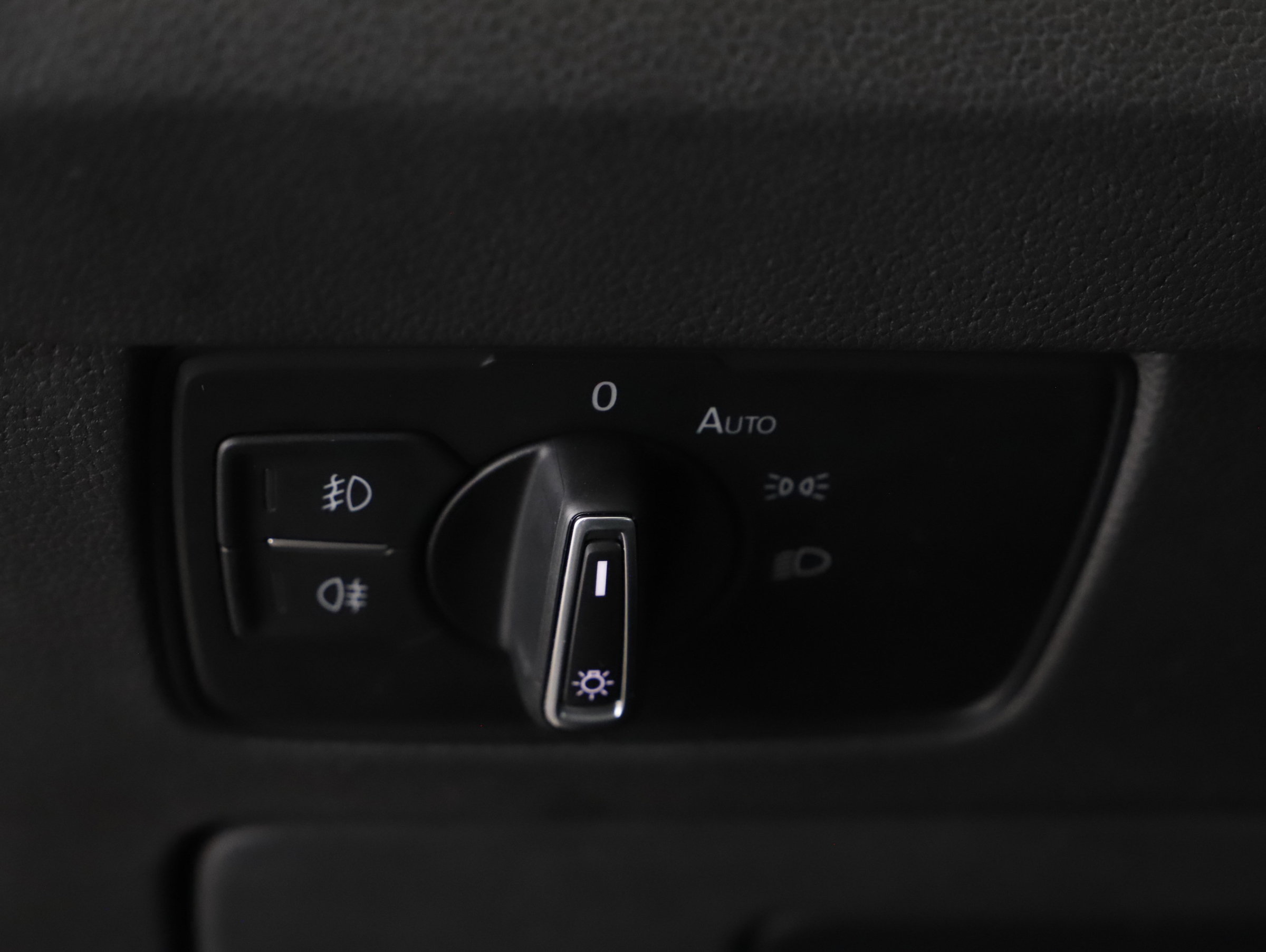 VW Passat Variant 2.0 TDI BMT Elegance | Bild 13 von 24