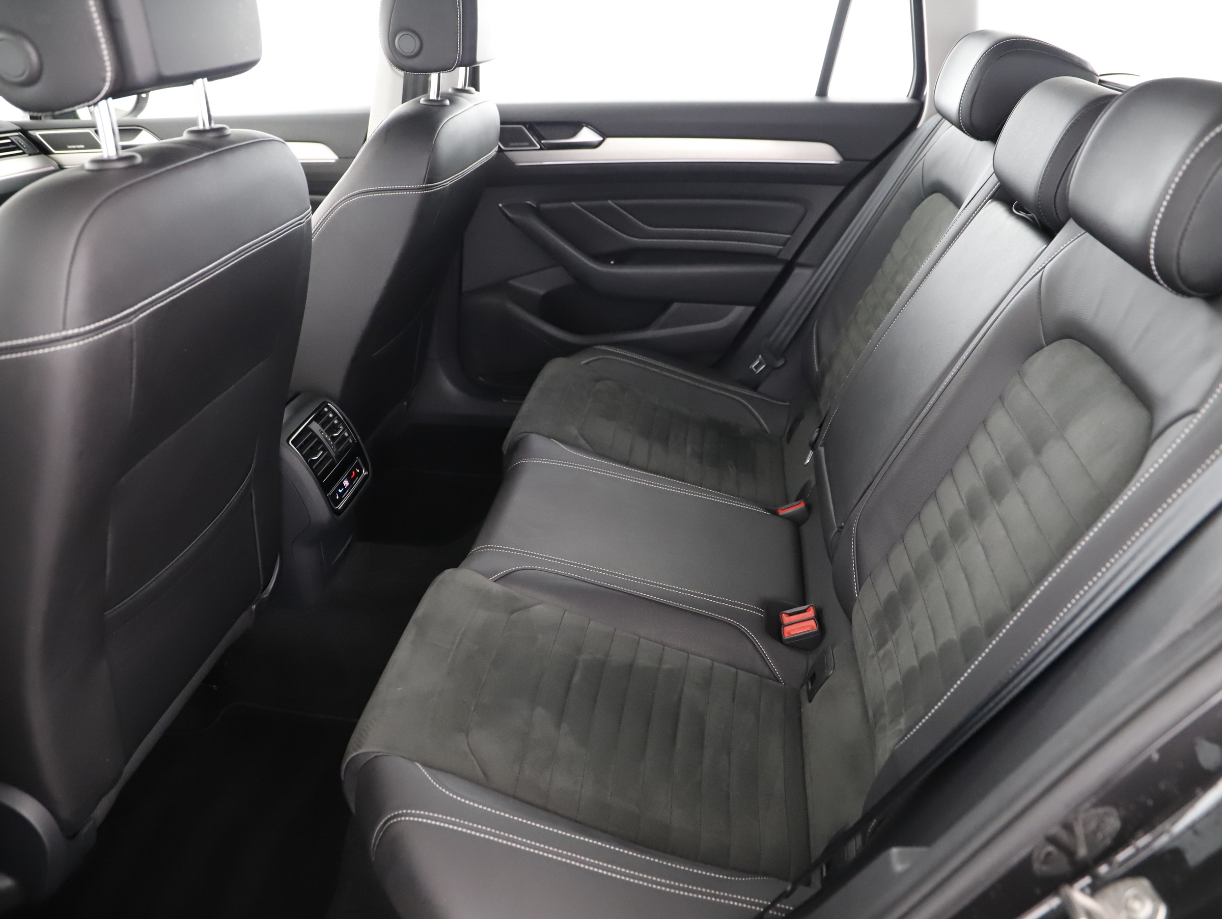 VW Passat Variant 2.0 TDI BMT Elegance | Bild 2 von 24