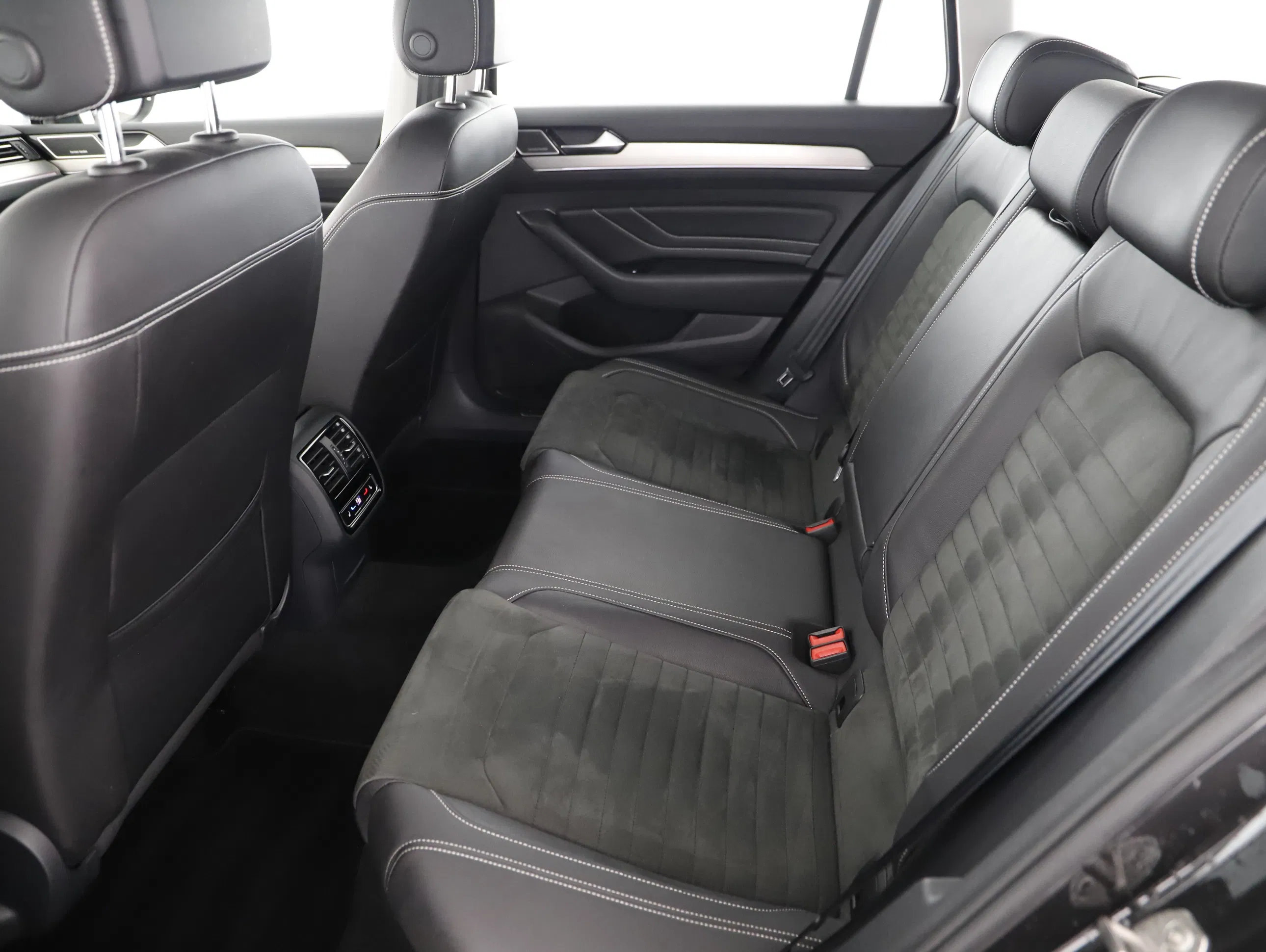 VW Passat Variant 2.0 TDI BMT Elegance | Bild 2 von 24