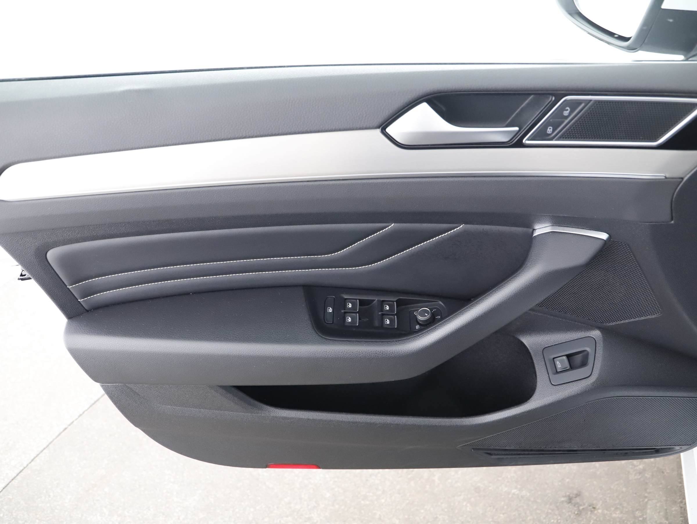 VW Passat Variant 2.0 TDI BMT Elegance | Bild 14 von 24