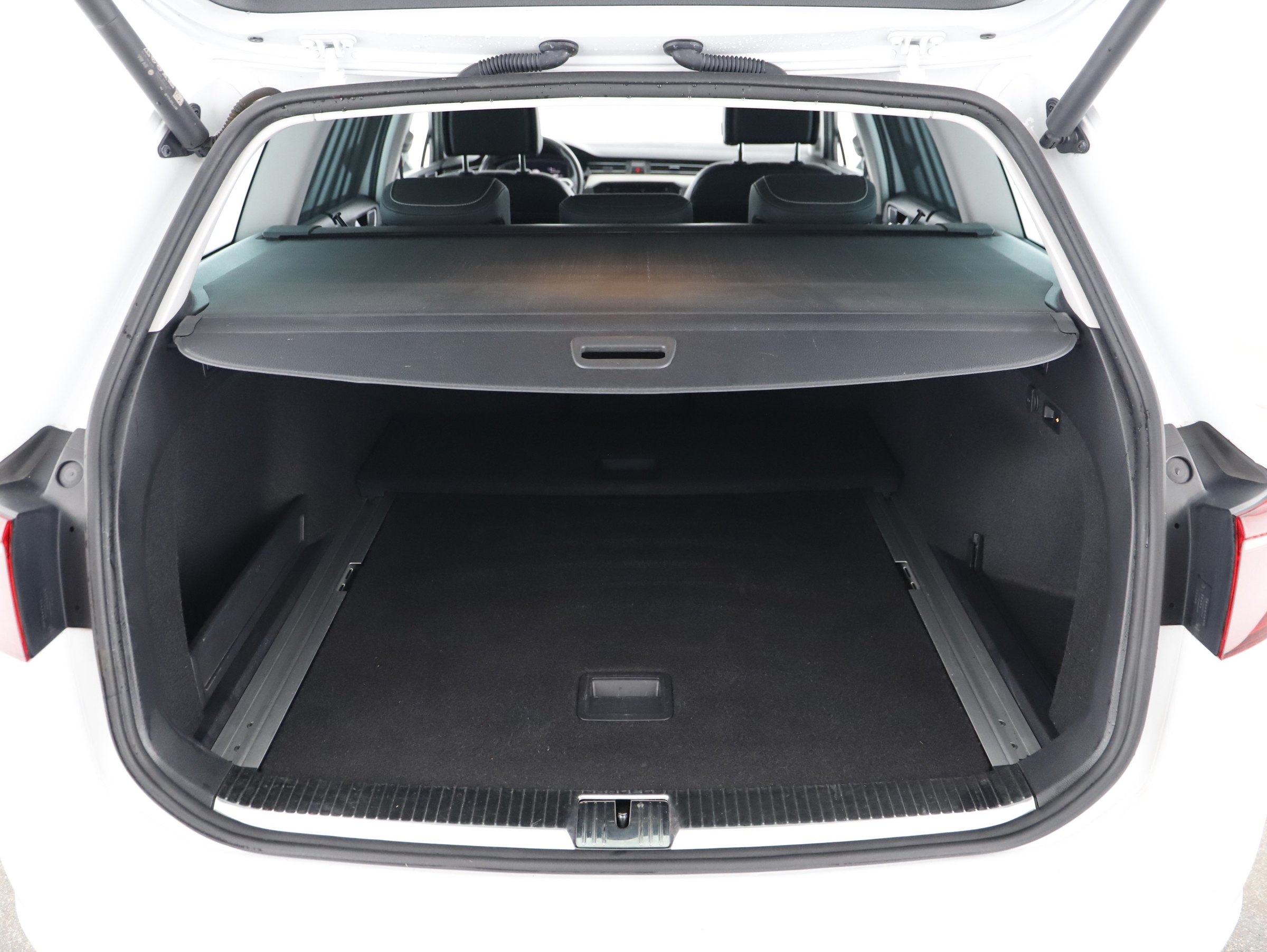 VW Passat Variant 2.0 TDI BMT Elegance | Bild 16 von 24