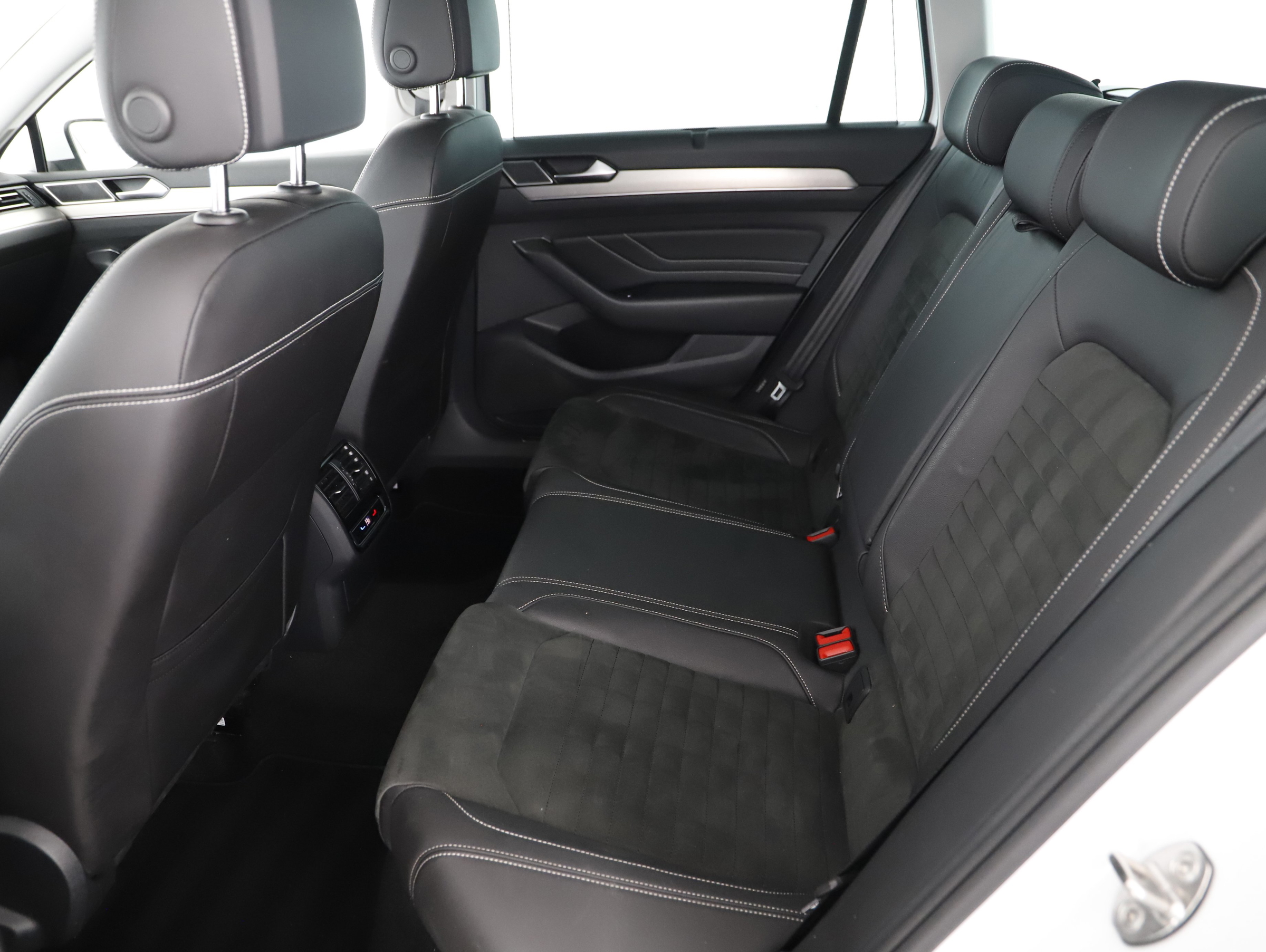 VW Passat Variant 2.0 TDI BMT Elegance | Bild 2 von 24