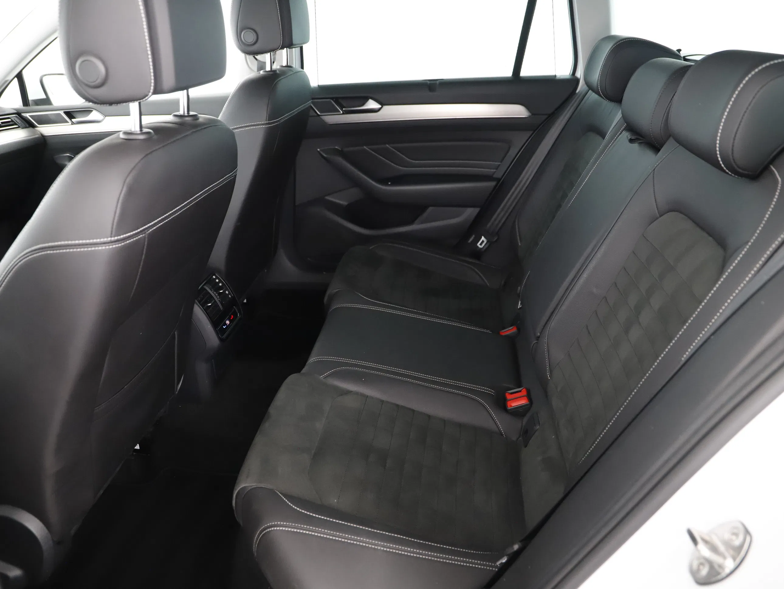 VW Passat Variant 2.0 TDI BMT Elegance | Bild 2 von 24