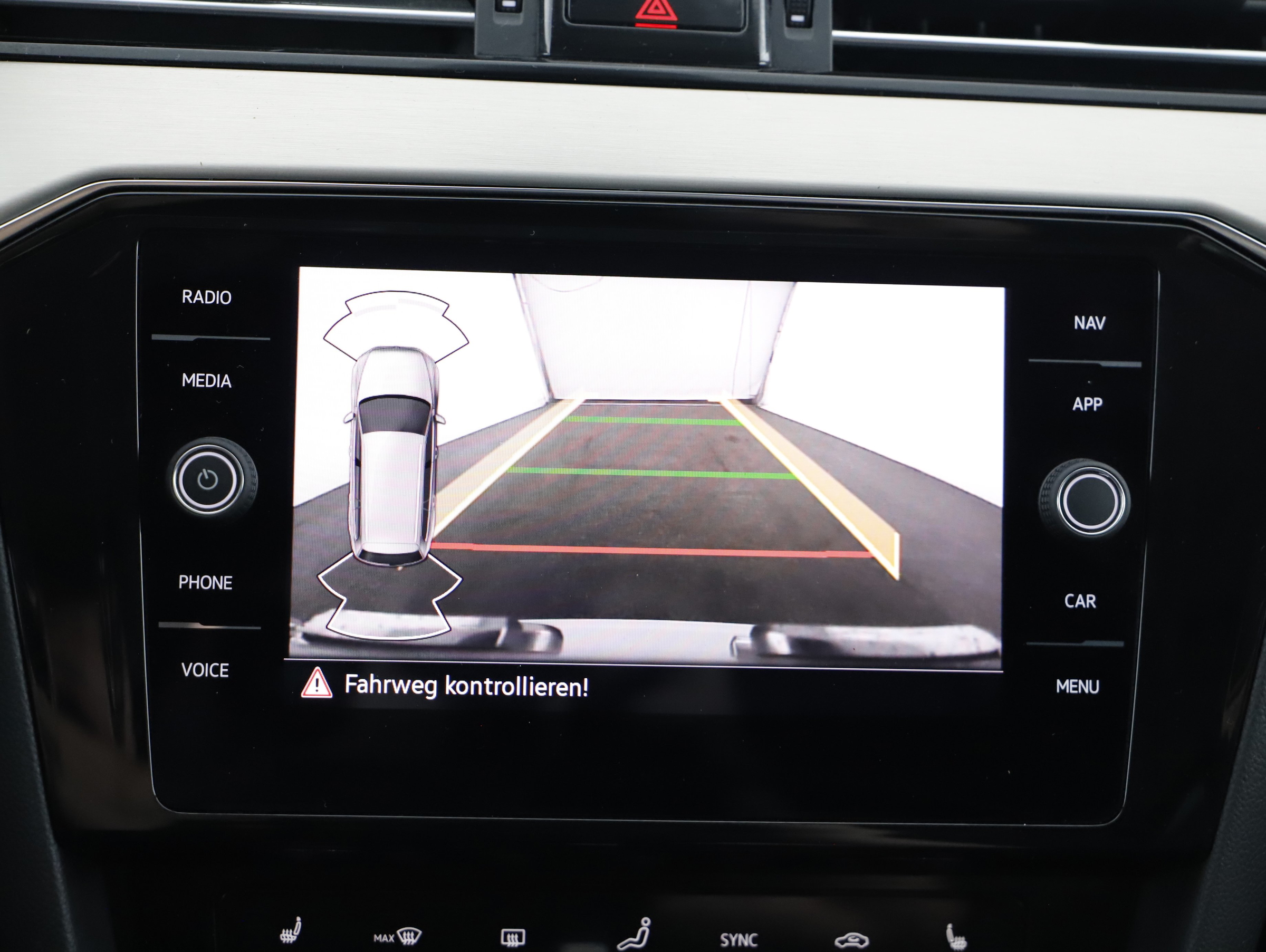 VW Passat Variant 2.0 TDI BMT Elegance | Bild 9 von 24