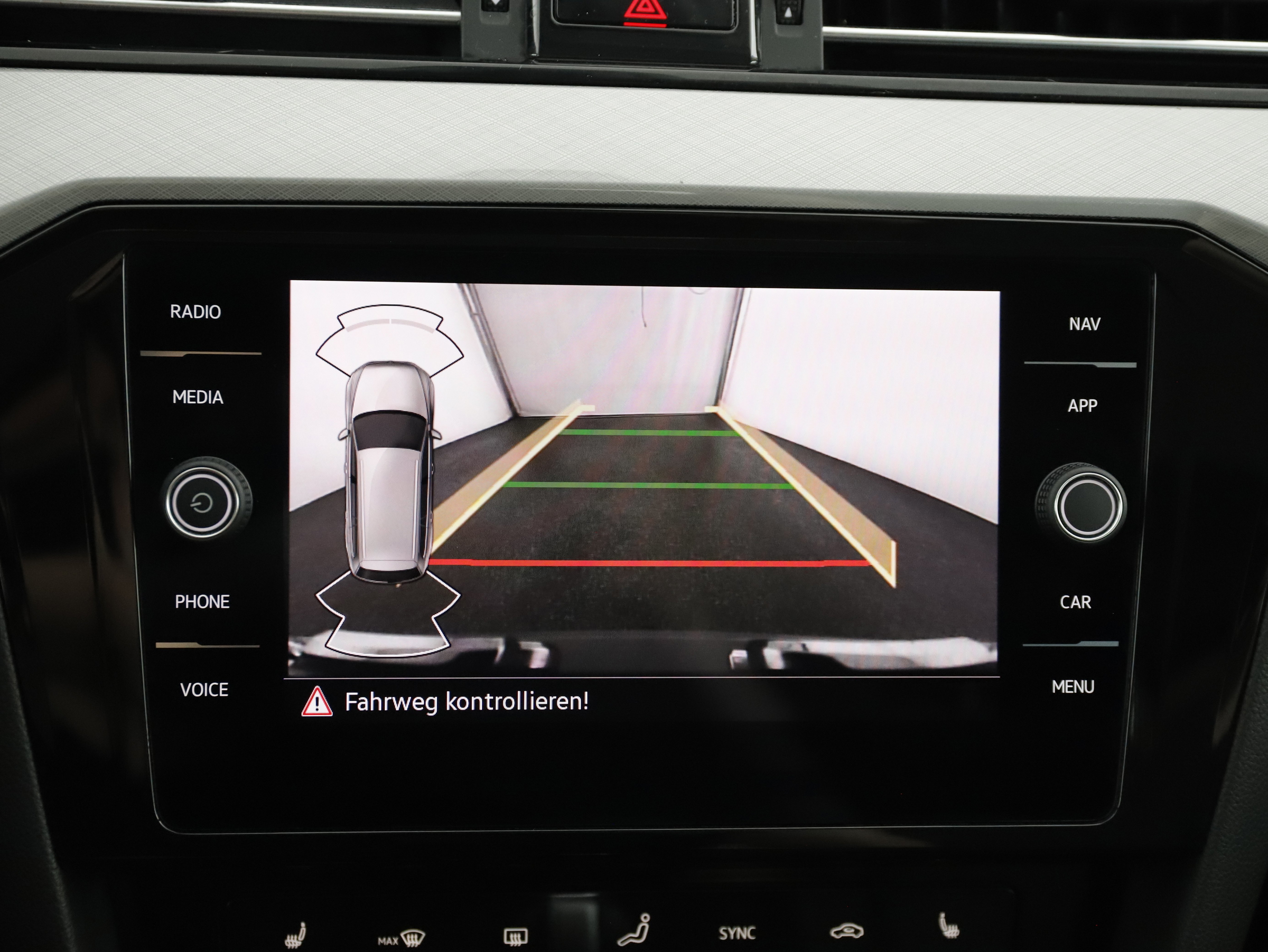 VW Passat Variant Business TDI SCR DSG | Bild 16 von 24