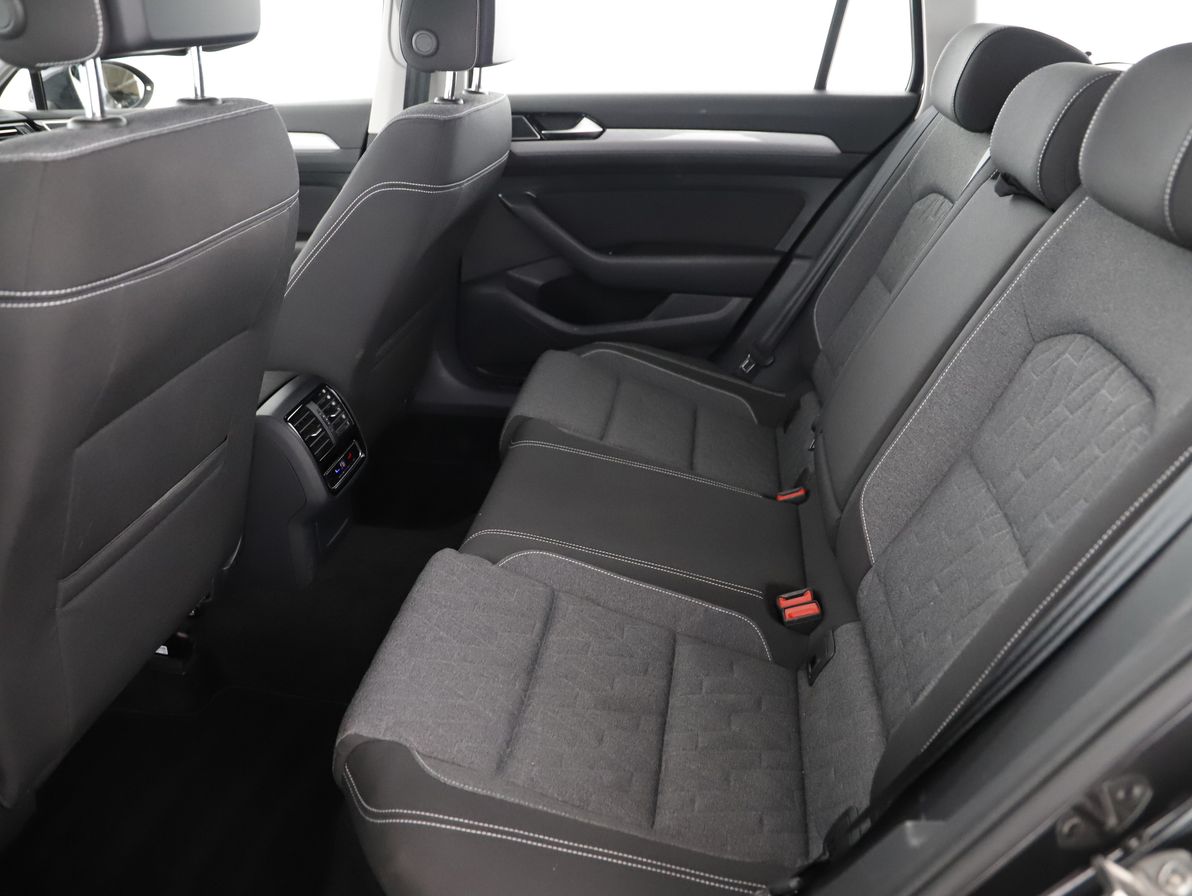 VW Passat Variant 2.0 TDI BMT Business | Bild 18 von 31