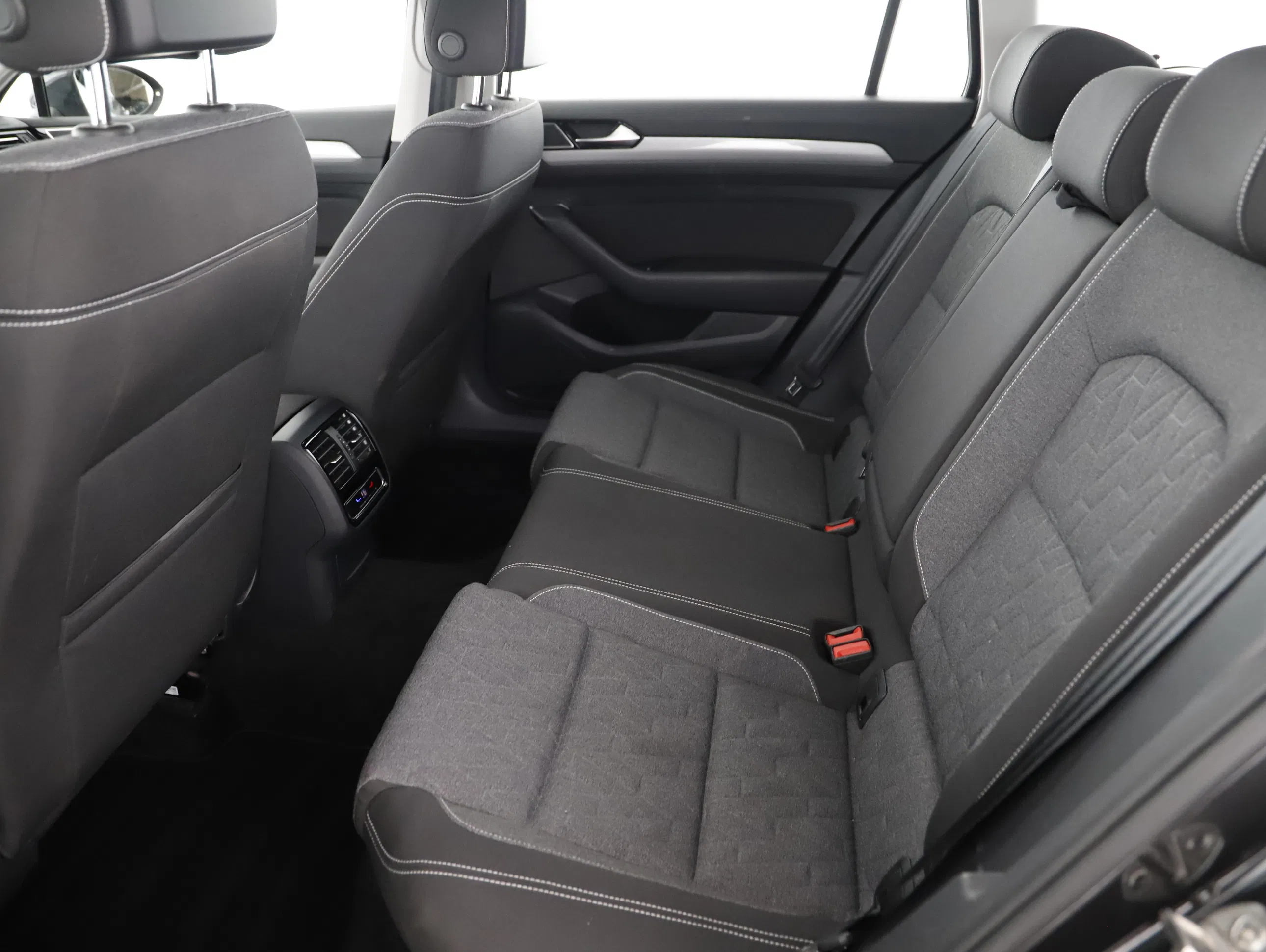 VW Passat Variant 2.0 TDI BMT Business | Bild 18 von 31