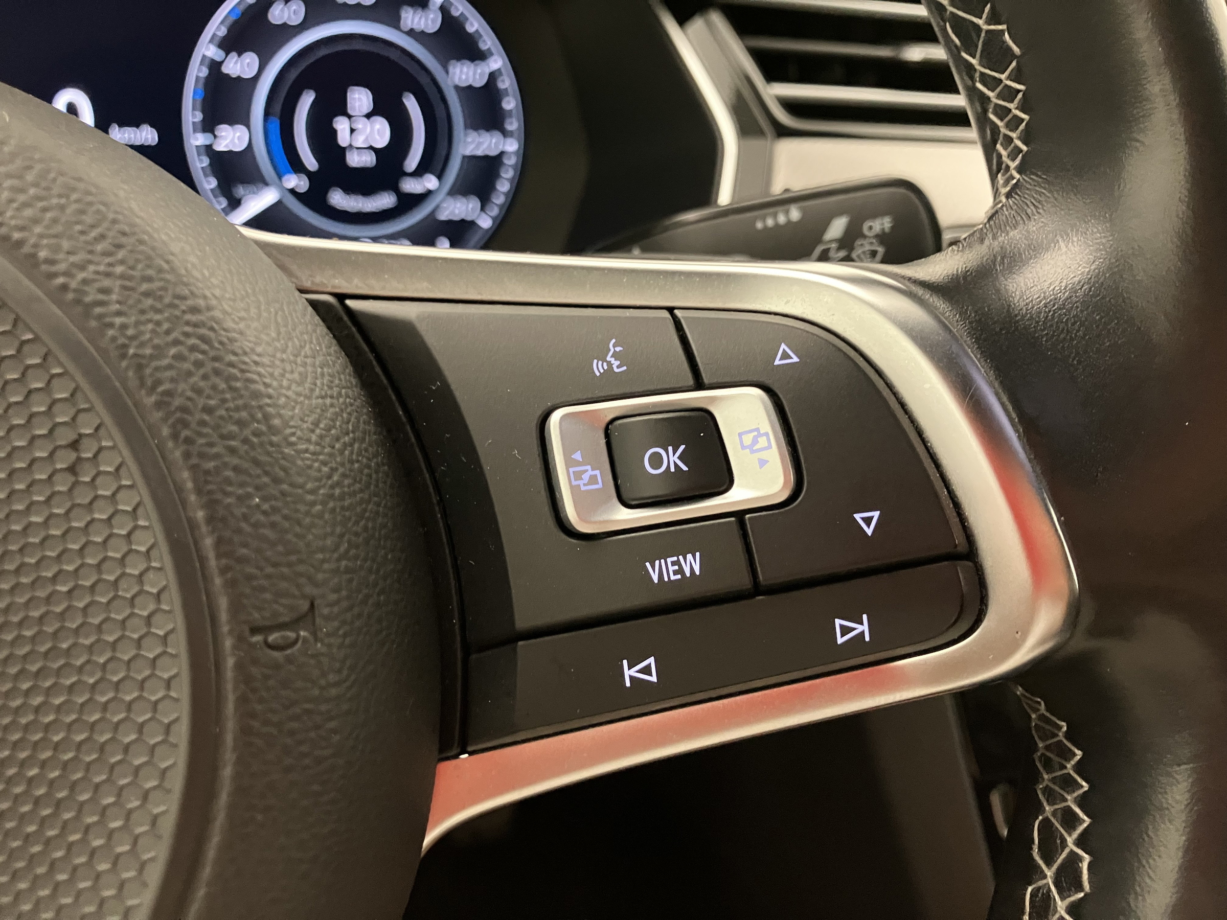 VW Arteon 1.5 TSI ACT R-Line | Bild 17 von 30