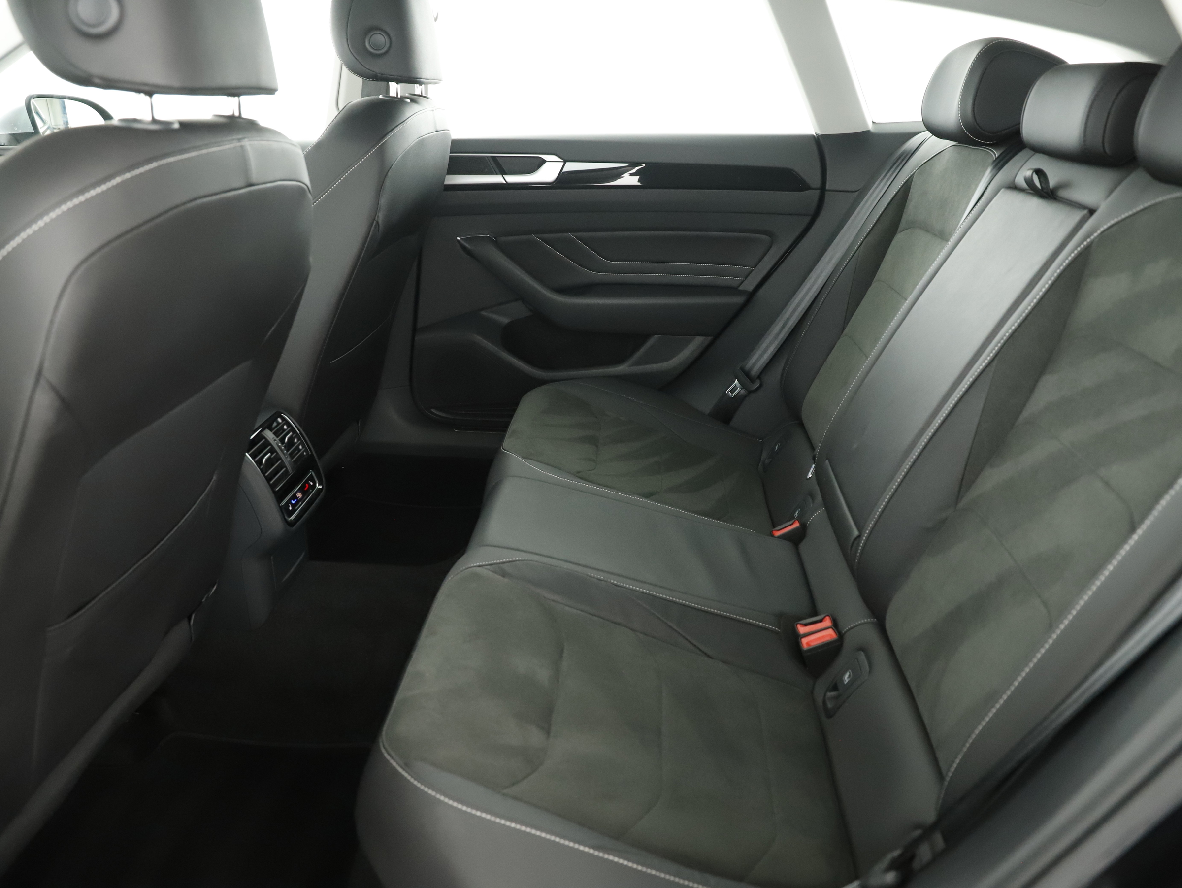 VW Arteon Shooting Brake 2.0 TDI  Elegance | Bild 25 von 31