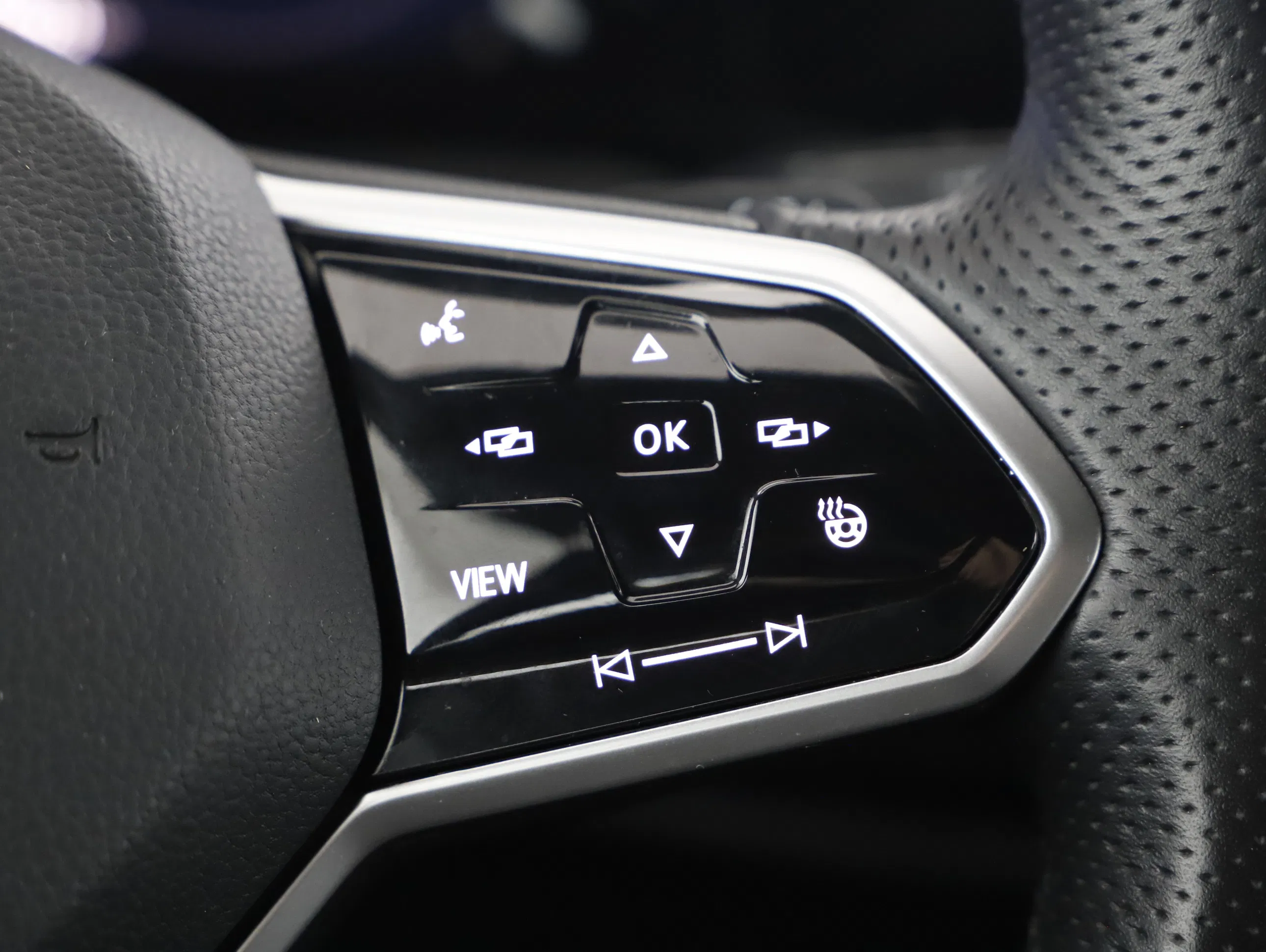 VW Golf VIII Var. 2.0 TDI R-Line DSG | Bild 10 von 21