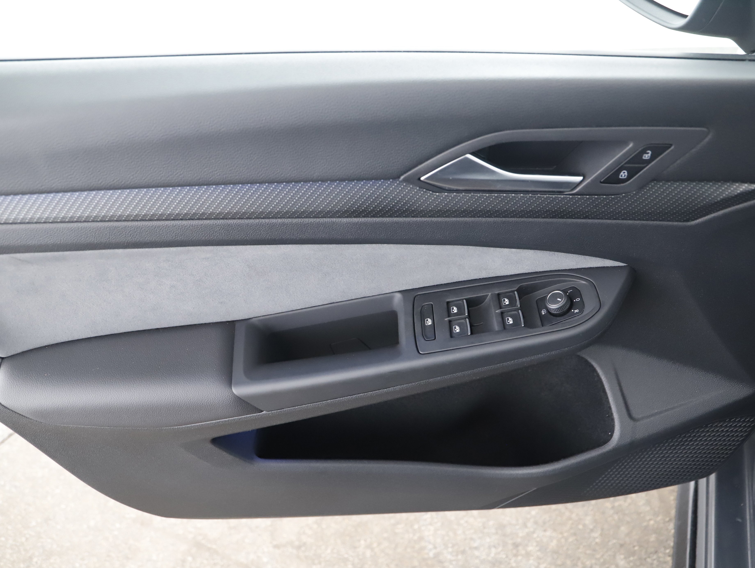 VW Golf VIII Var. 2.0 TDI R-Line DSG | Bild 6 von 21