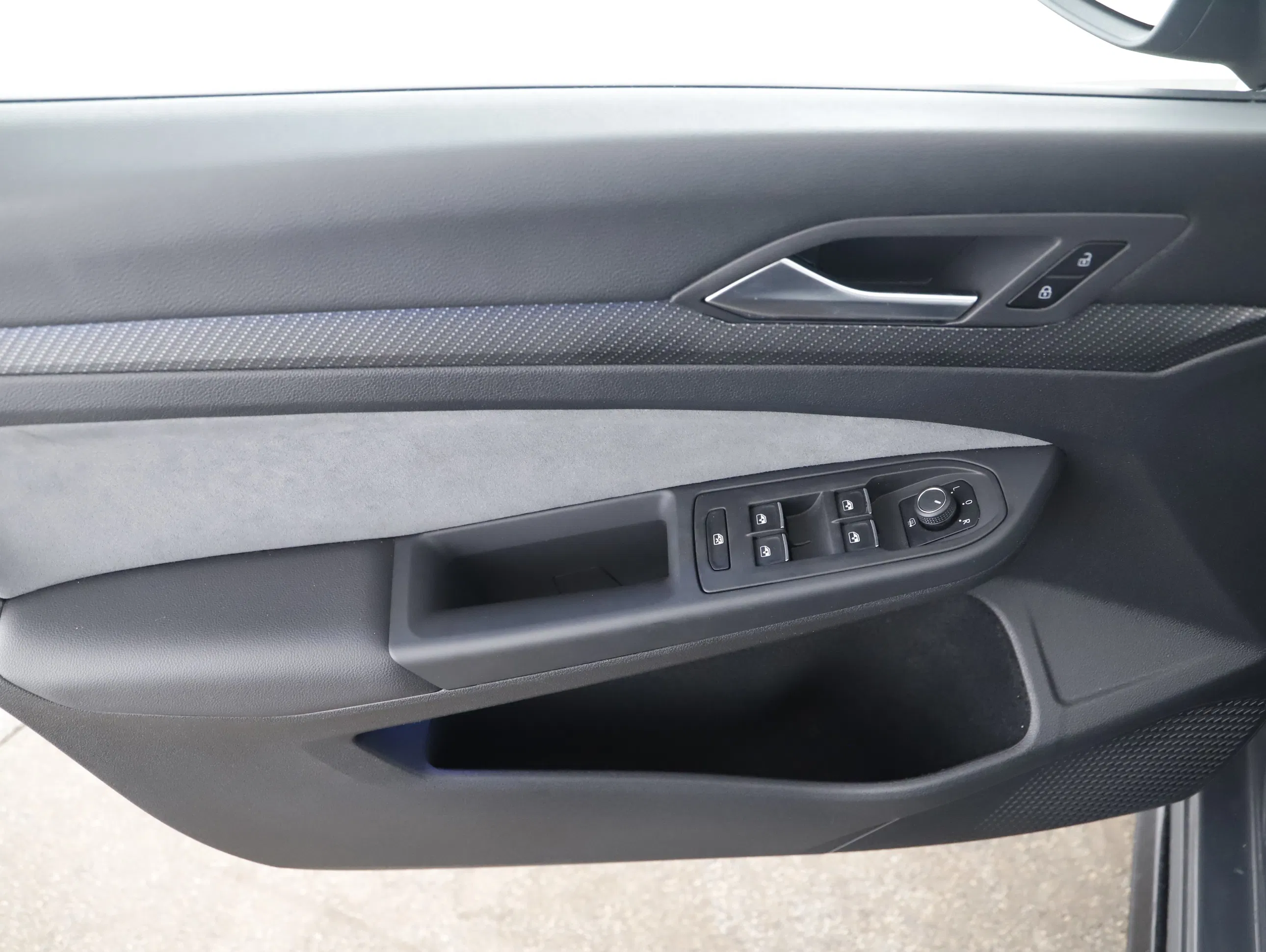 VW Golf VIII Var. 2.0 TDI R-Line DSG | Bild 6 von 21