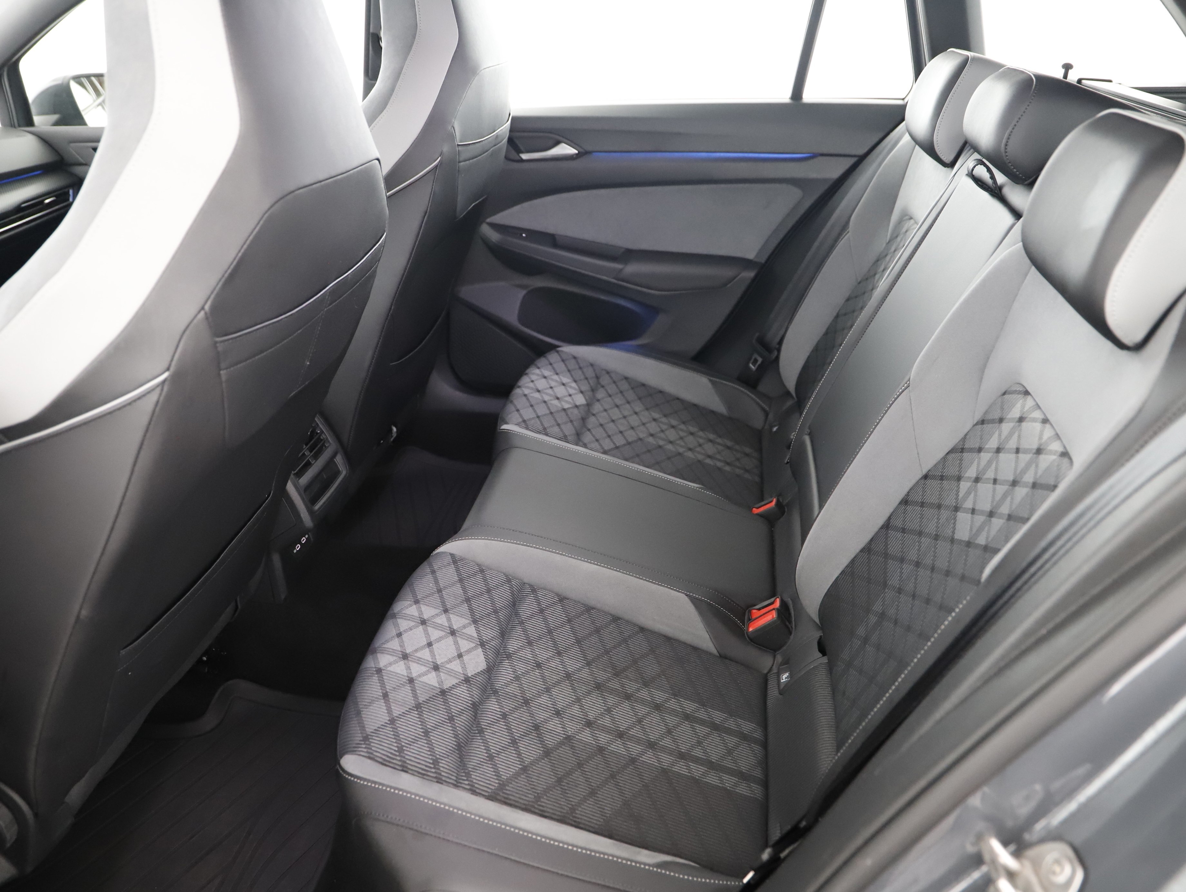 VW Golf VIII Var. 2.0 TDI R-Line DSG | Bild 12 von 21