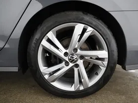 VW Golf VIII Var. 2.0 TDI R-Line DSG | Thumbnail 4 von 21