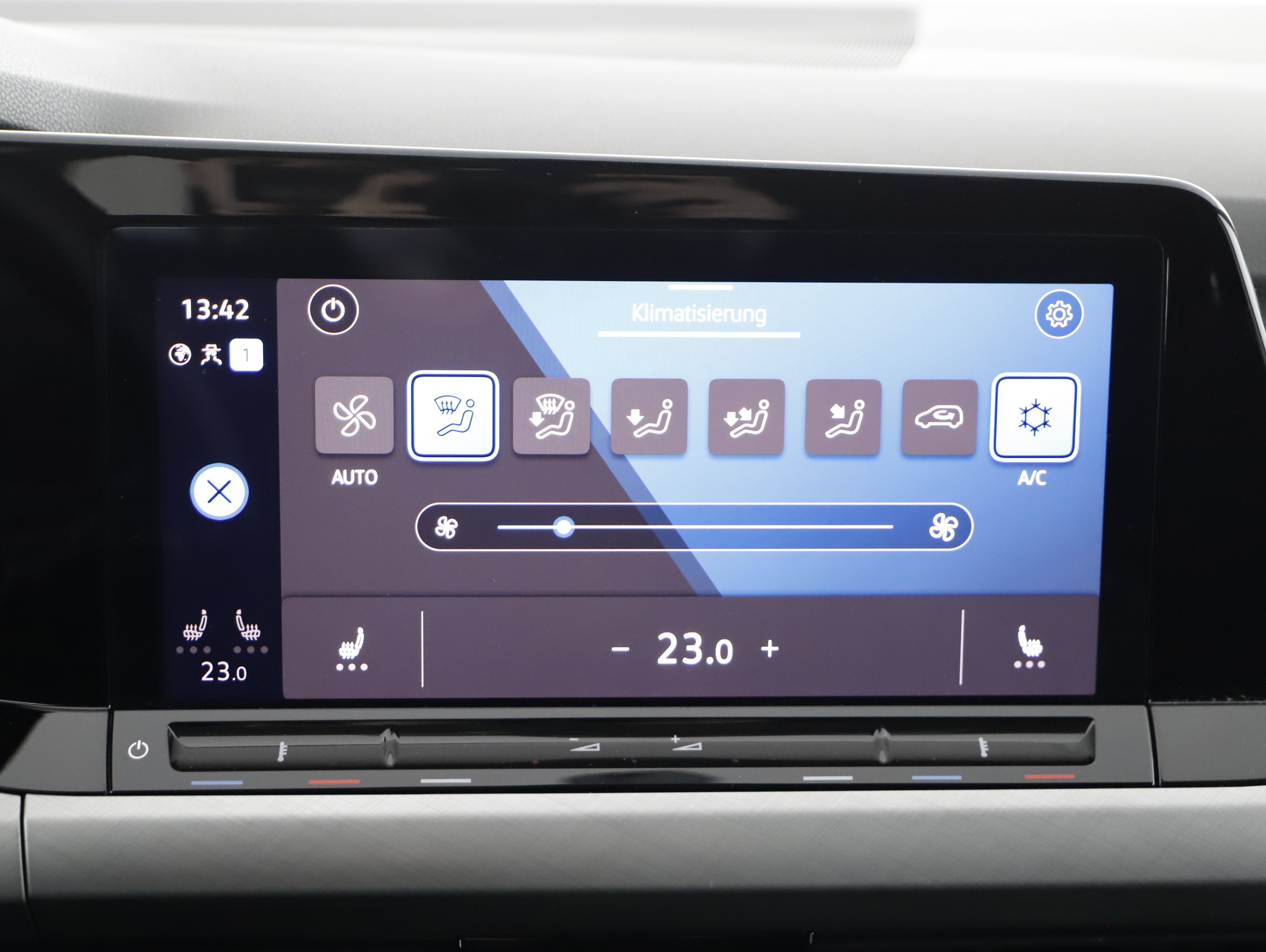 VW Golf VIII Var. 2.0 TDI Life DSG | Bild 10 von 21