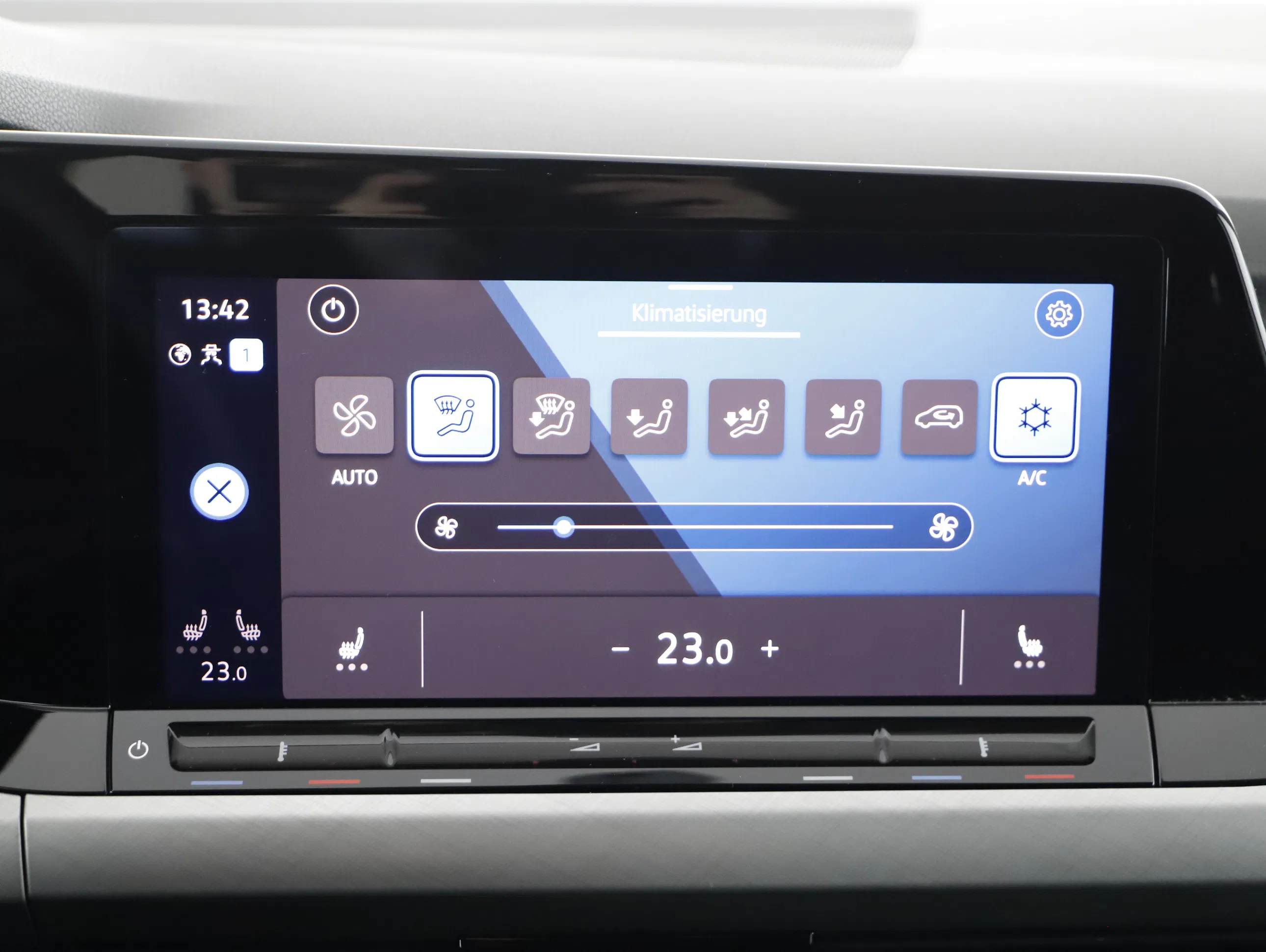 VW Golf VIII Var. 2.0 TDI Life DSG | Bild 10 von 21