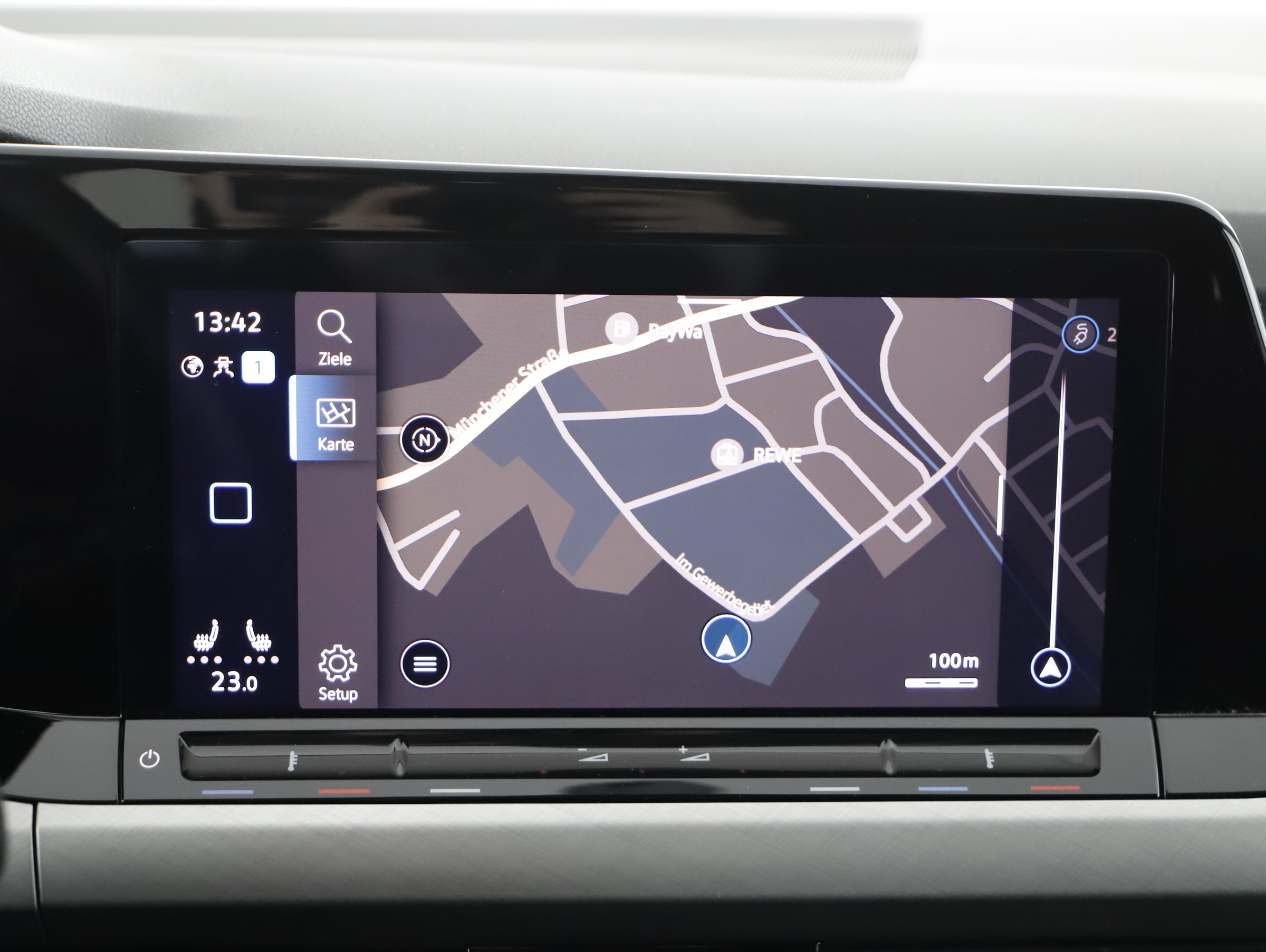 VW Golf VIII Var. 2.0 TDI Life DSG | Bild 8 von 21