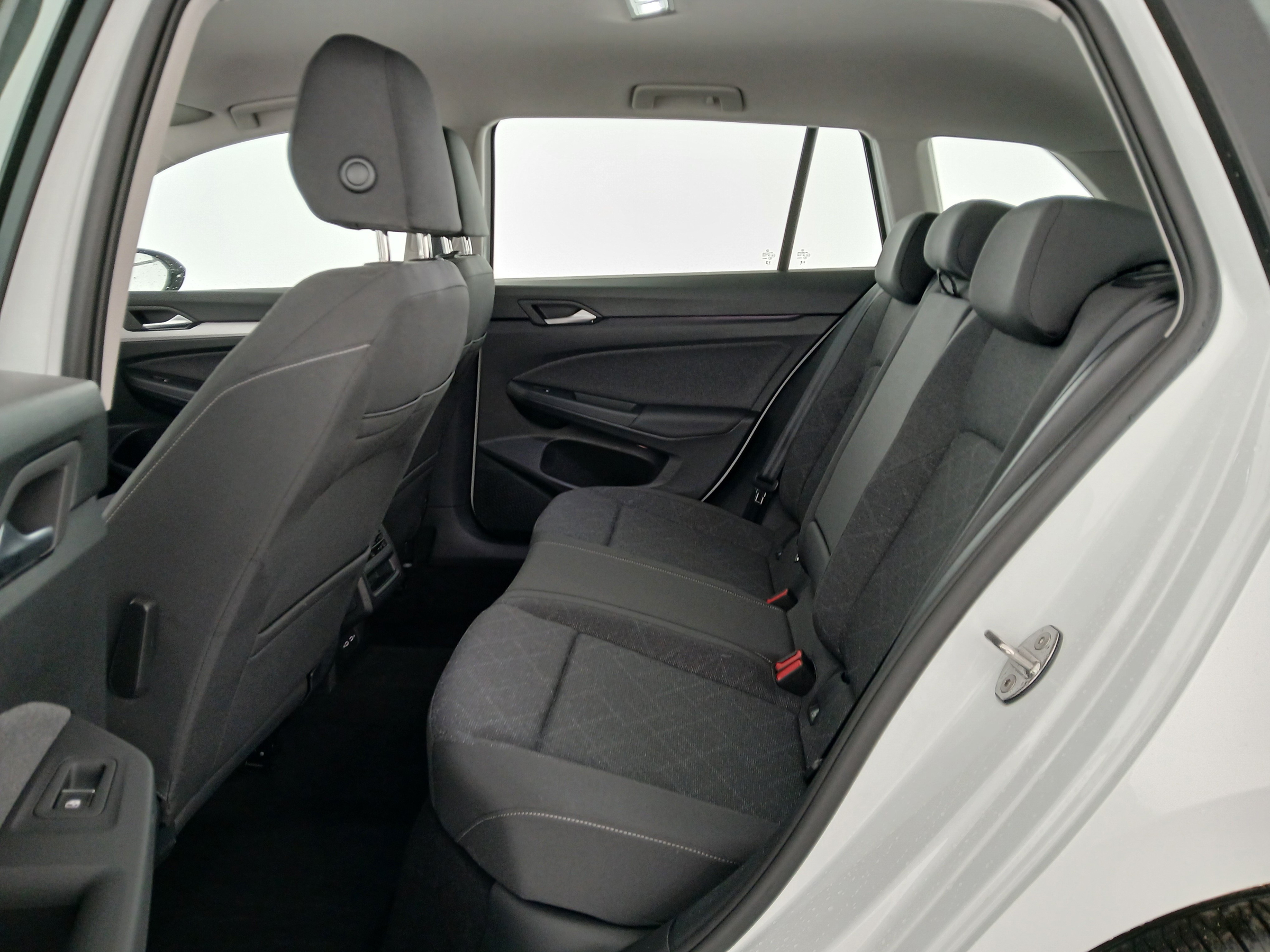 VW Golf VIII Variant 1.0 TSI Life | Bild 26 von 29