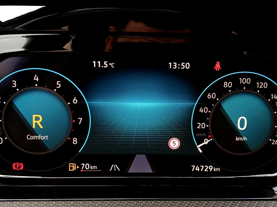 VW Golf VIII 1.5 eTSI R-Line DSG | Bild 12 von 19