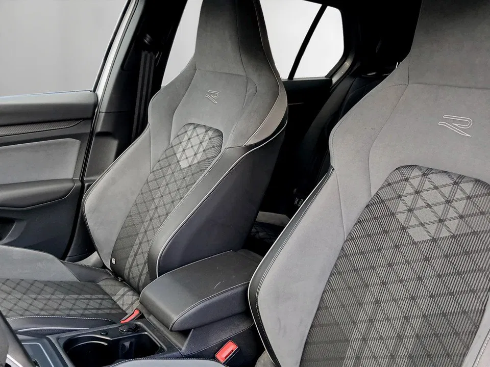 VW Golf VIII 1.5 eTSI R-Line DSG | Bild 8 von 19