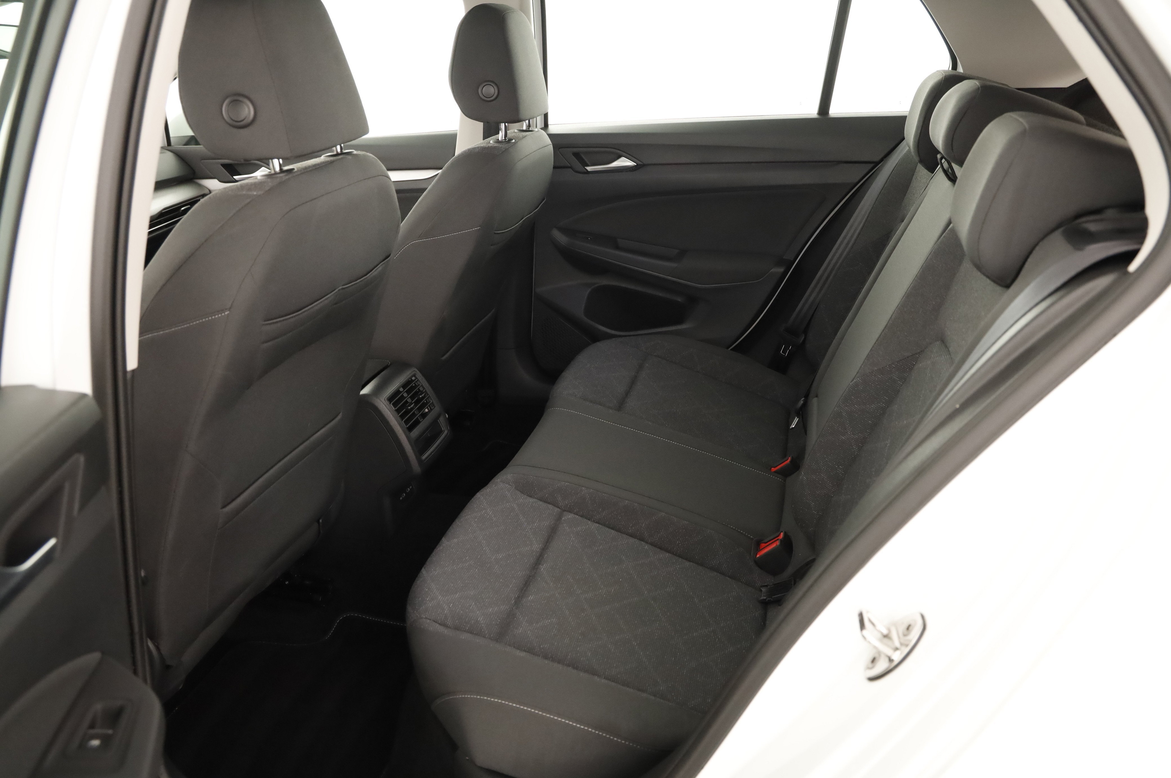 VW Golf VIII 2.0 TDI Life | Bild 25 von 30